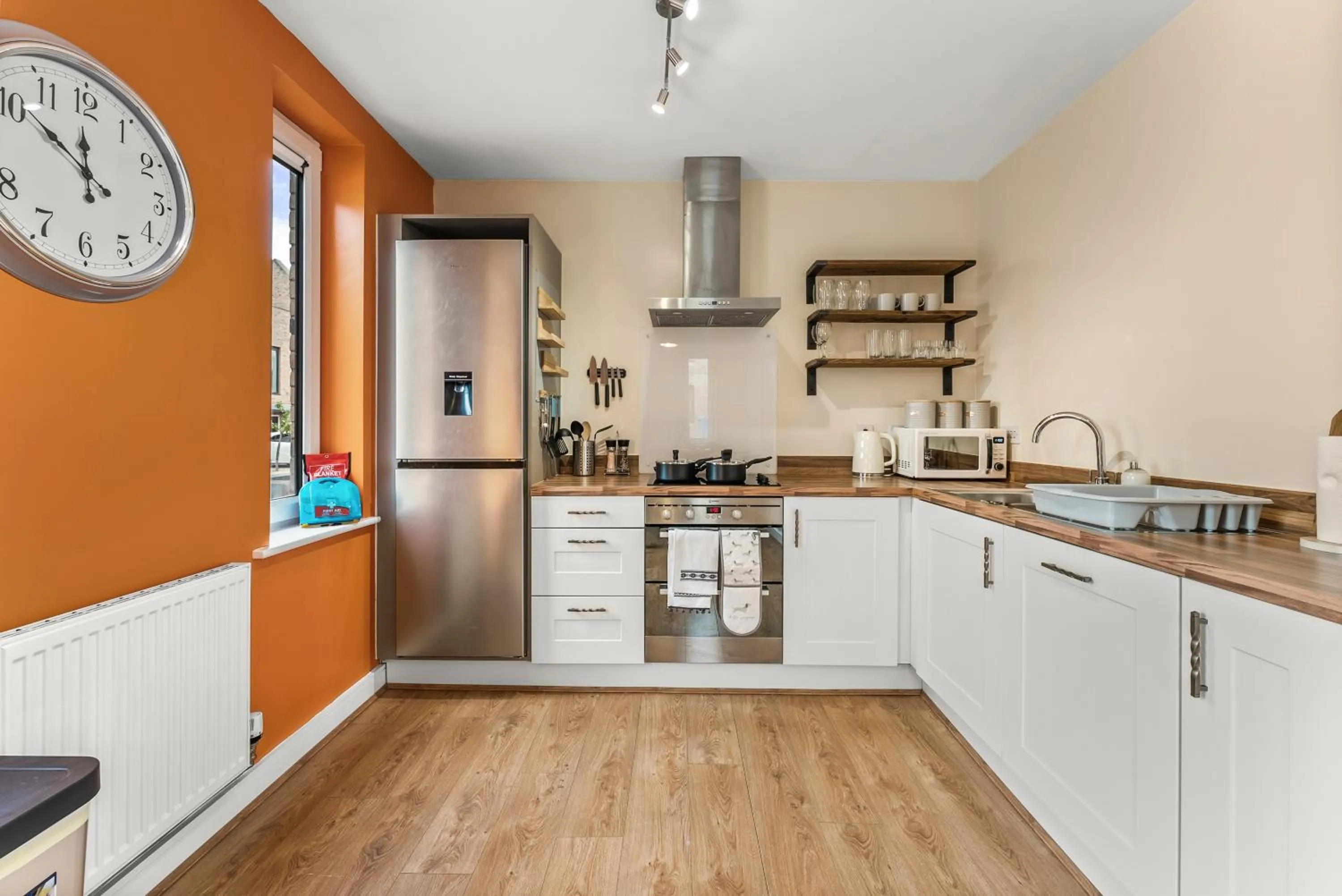 Kitchen or kitchenette in Sleek and Stylish 2 Bed with Garden and Parking