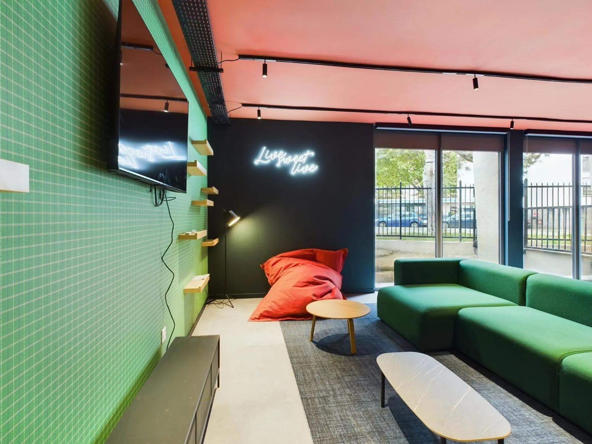 Communal lounge/ TV room in Hife Gentilly Paris Sud Porte d'Italie