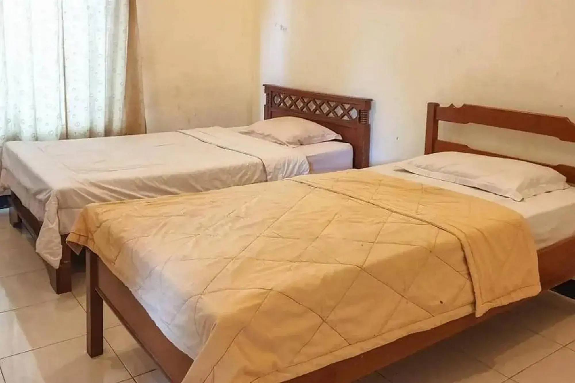Twin Room - single occupancy in Penginapan Sinar Harapan near GOR Mastrip Probolinggo Twin Room - single occupancy in Penginapan Sinar Harapan near GOR Mastrip Probolinggo