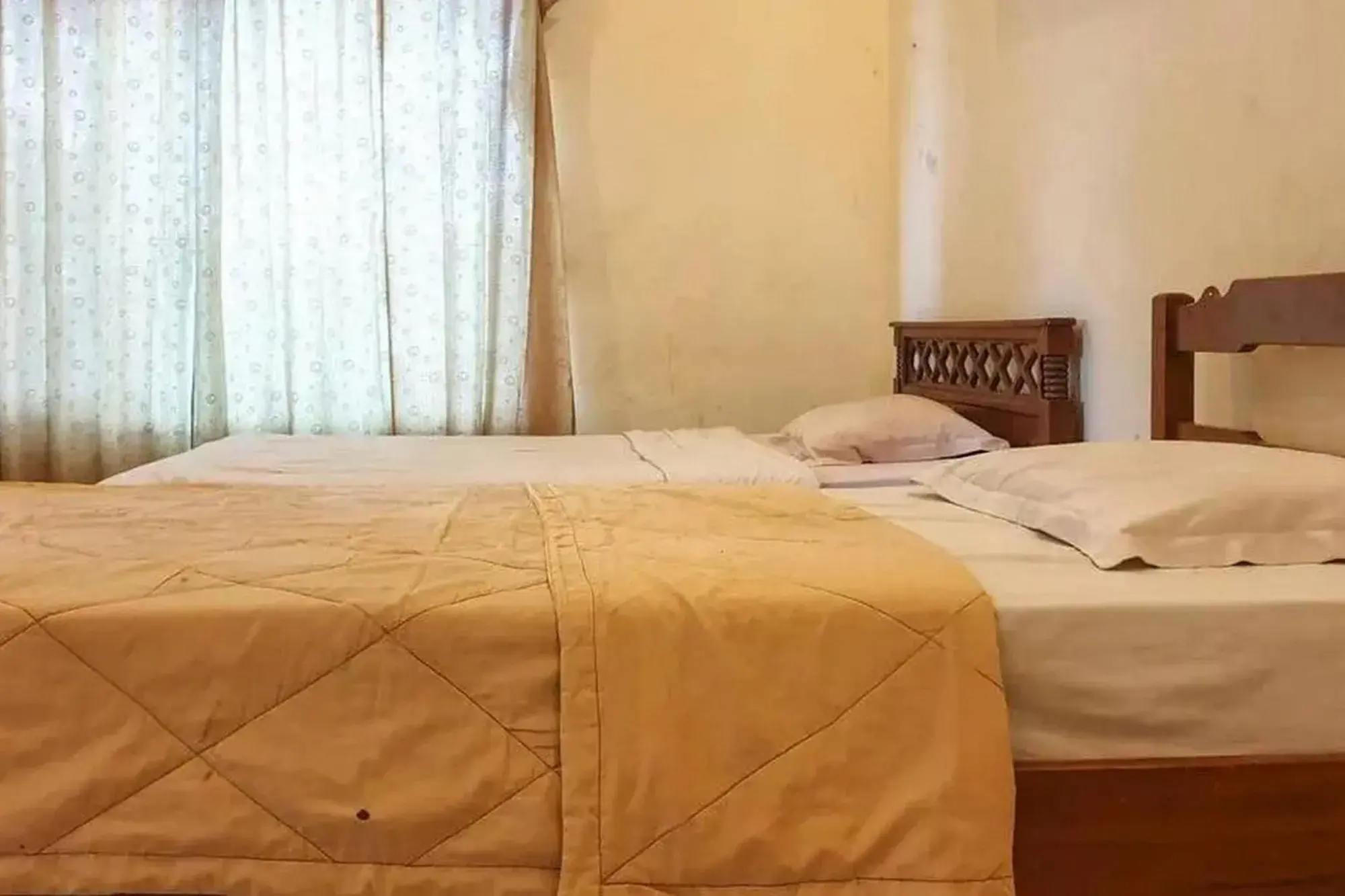 Bed in Penginapan Sinar Harapan near GOR Mastrip Probolinggo Bed in Penginapan Sinar Harapan near GOR Mastrip Probolinggo