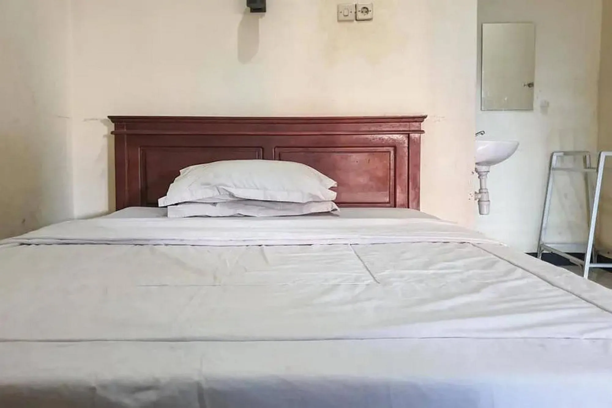 Bed in Penginapan Sinar Harapan near GOR Mastrip Probolinggo