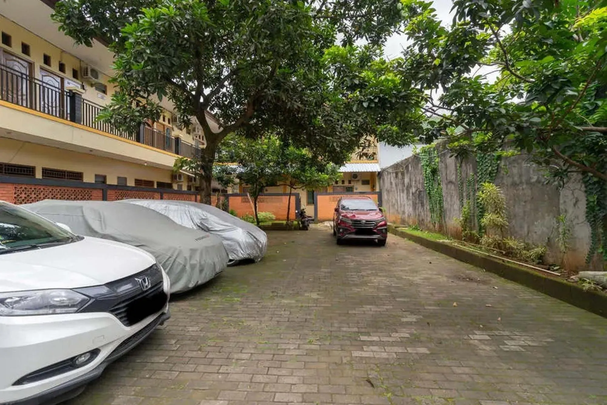 Parking in Kostawira Syariah Bintaro Mitra RedDoorz