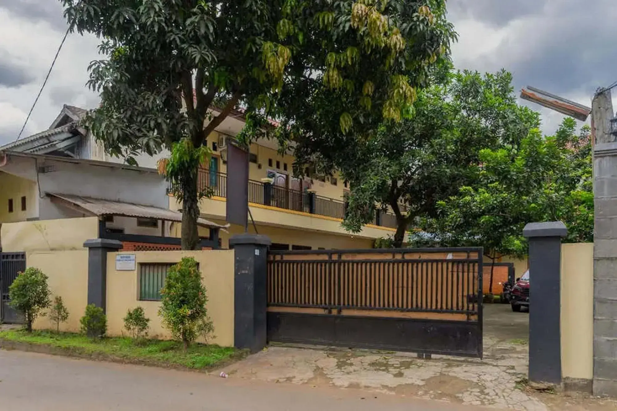 Property building in Kostawira Syariah Bintaro Mitra RedDoorz Property building in Kostawira Syariah Bintaro Mitra RedDoorz