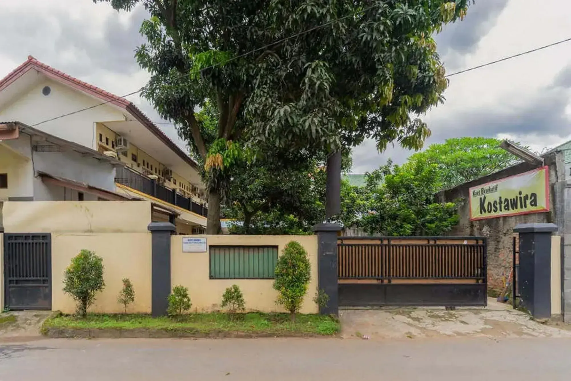 Property building in Kostawira Syariah Bintaro Mitra RedDoorz Property building in Kostawira Syariah Bintaro Mitra RedDoorz