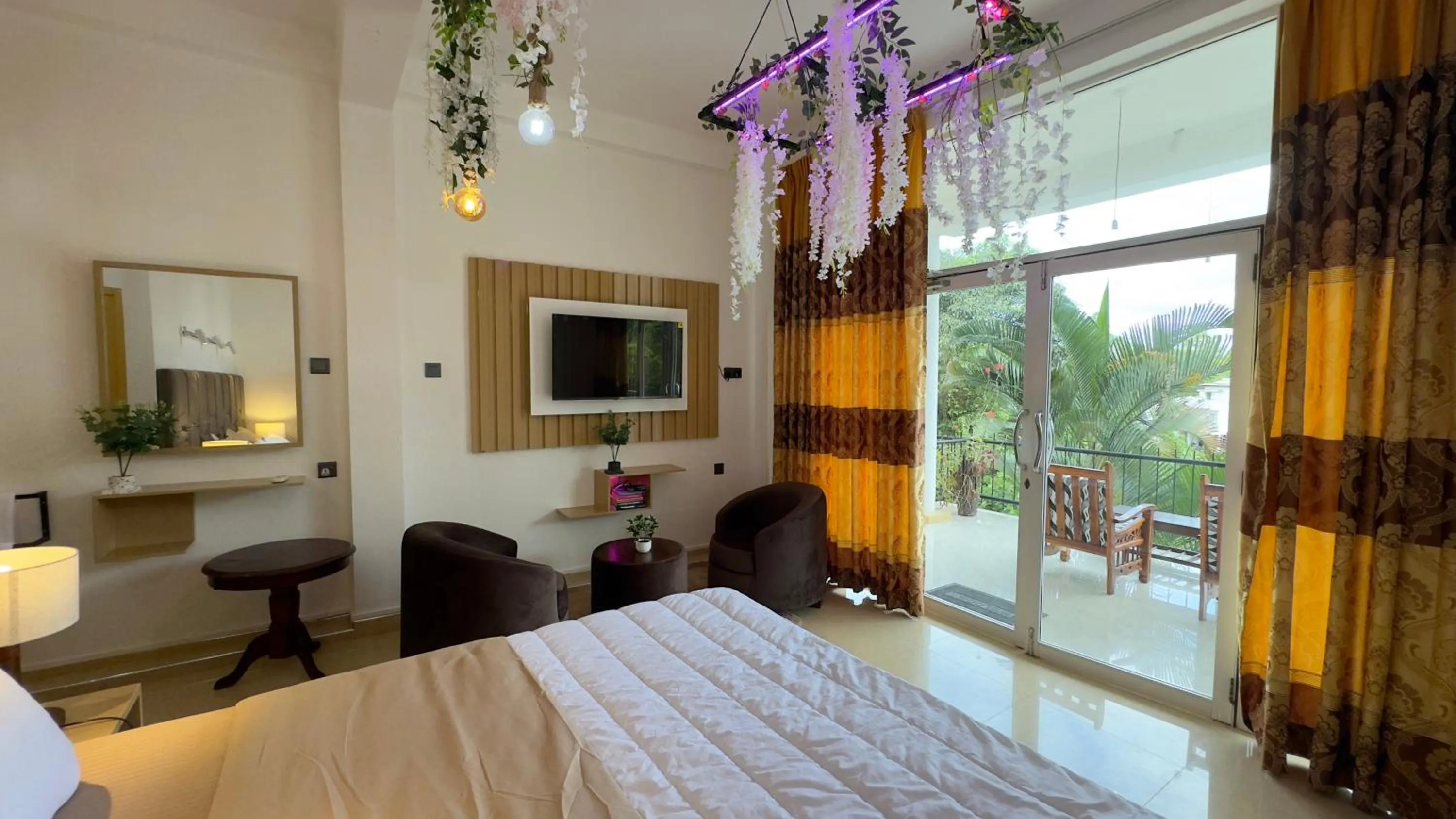 TV and multimedia, Bed in Holiday Homes Guest Inn - Ella