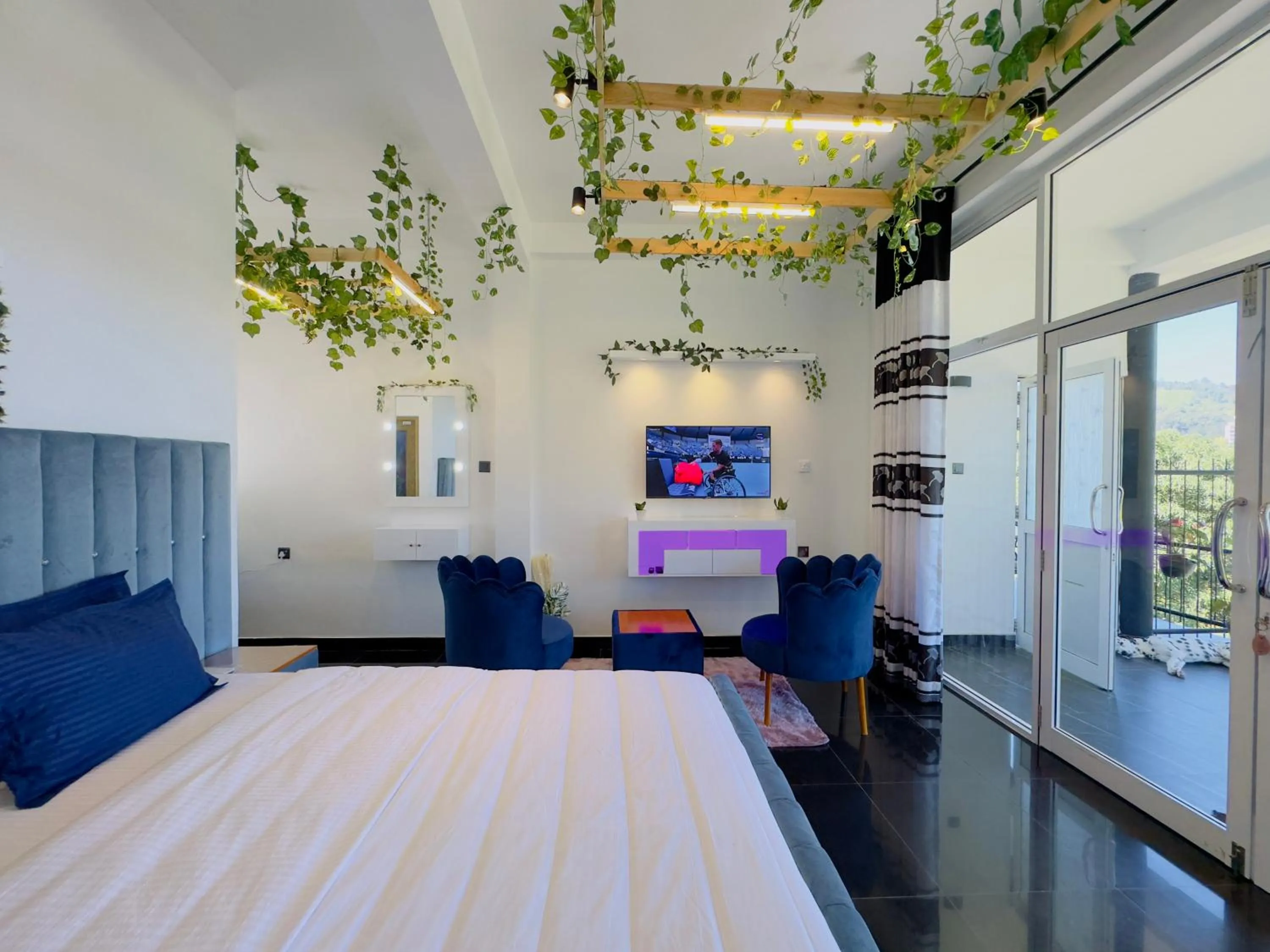 TV and multimedia, Bed in Holiday Homes Guest Inn - Ella