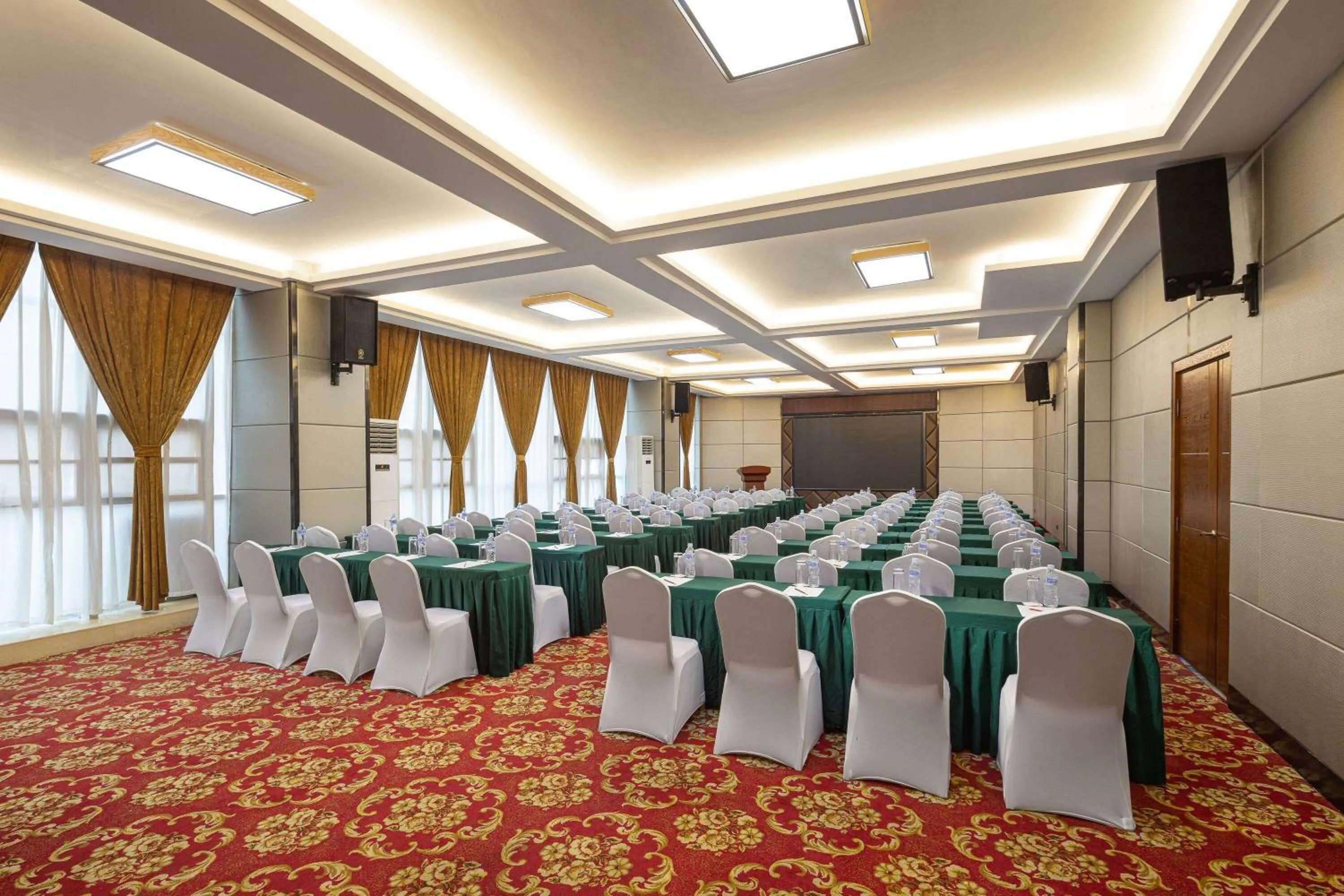 Meeting/conference room in Days Hotel by Wyndham Dali High-speed Railway Station