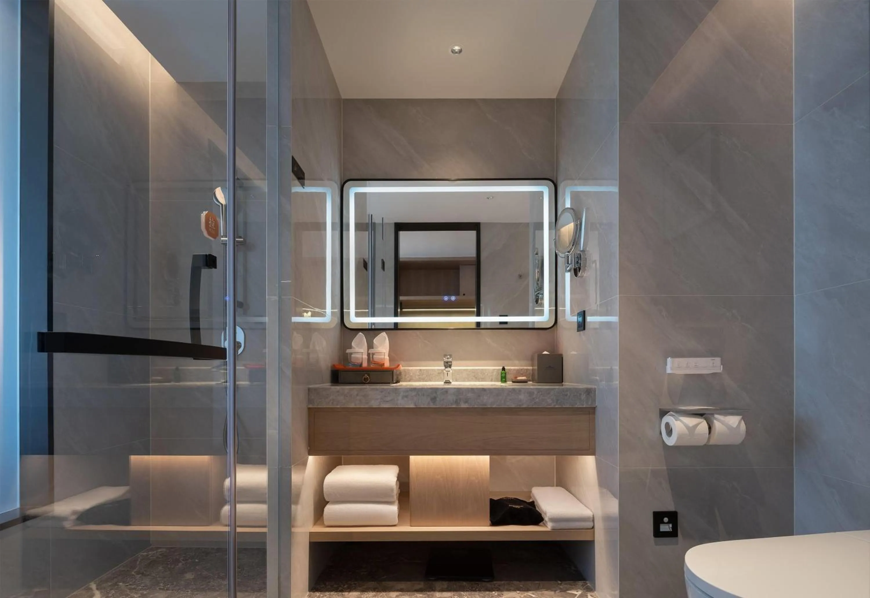 Bathroom, Bed in Howard Johnson Airport Hotel Changsha