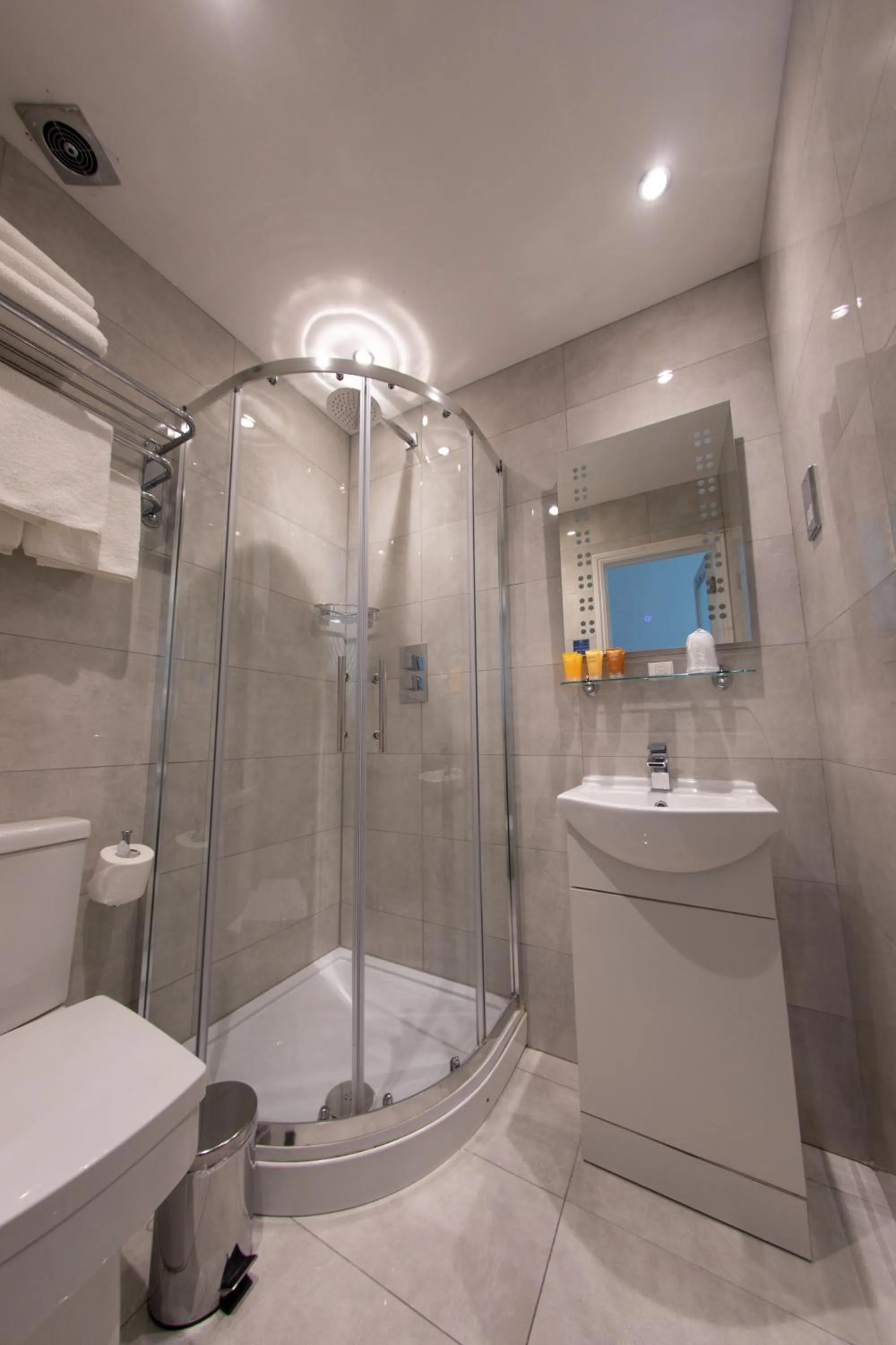 Shower in Duke Of Leinster Hotel