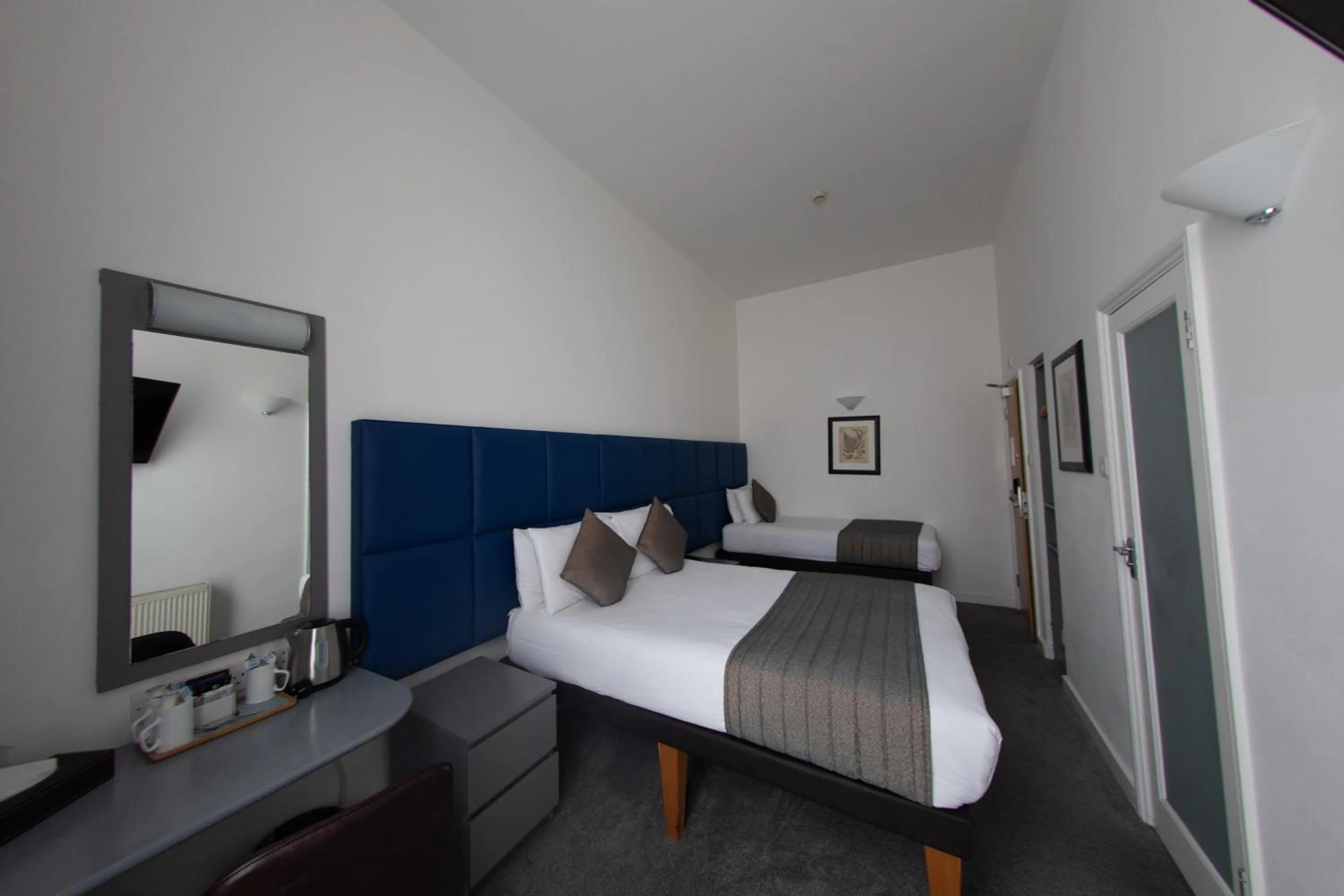 Photo of the whole room, Bed in Duke Of Leinster Hotel