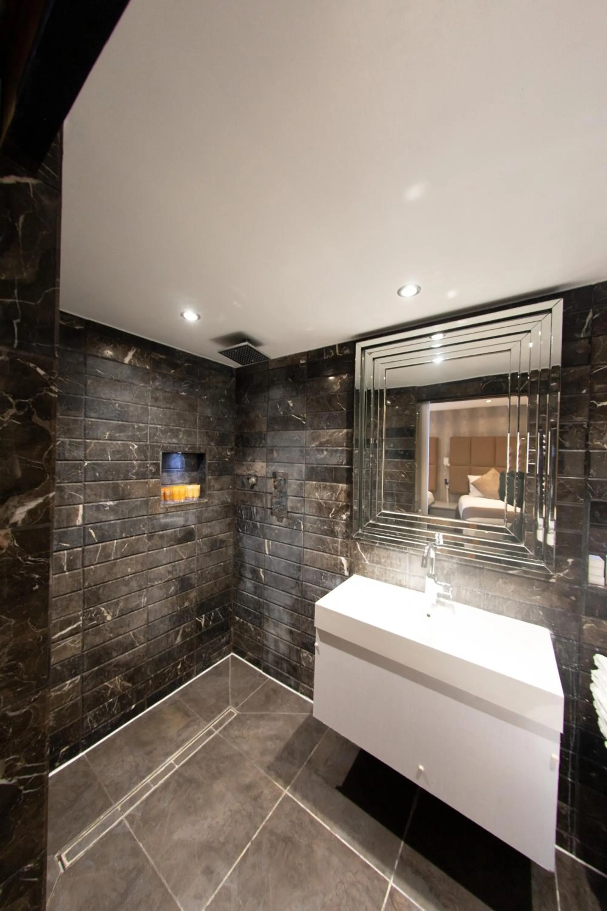 Shower in Duke Of Leinster Hotel