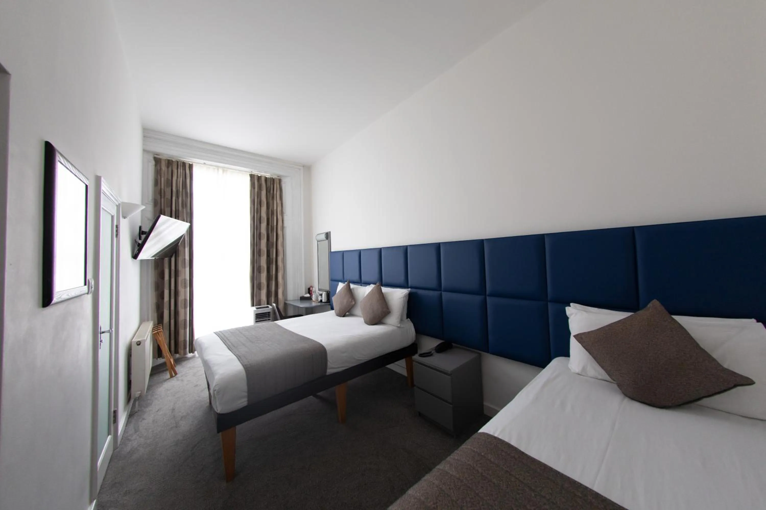 Photo of the whole room, Bed in Duke Of Leinster Hotel