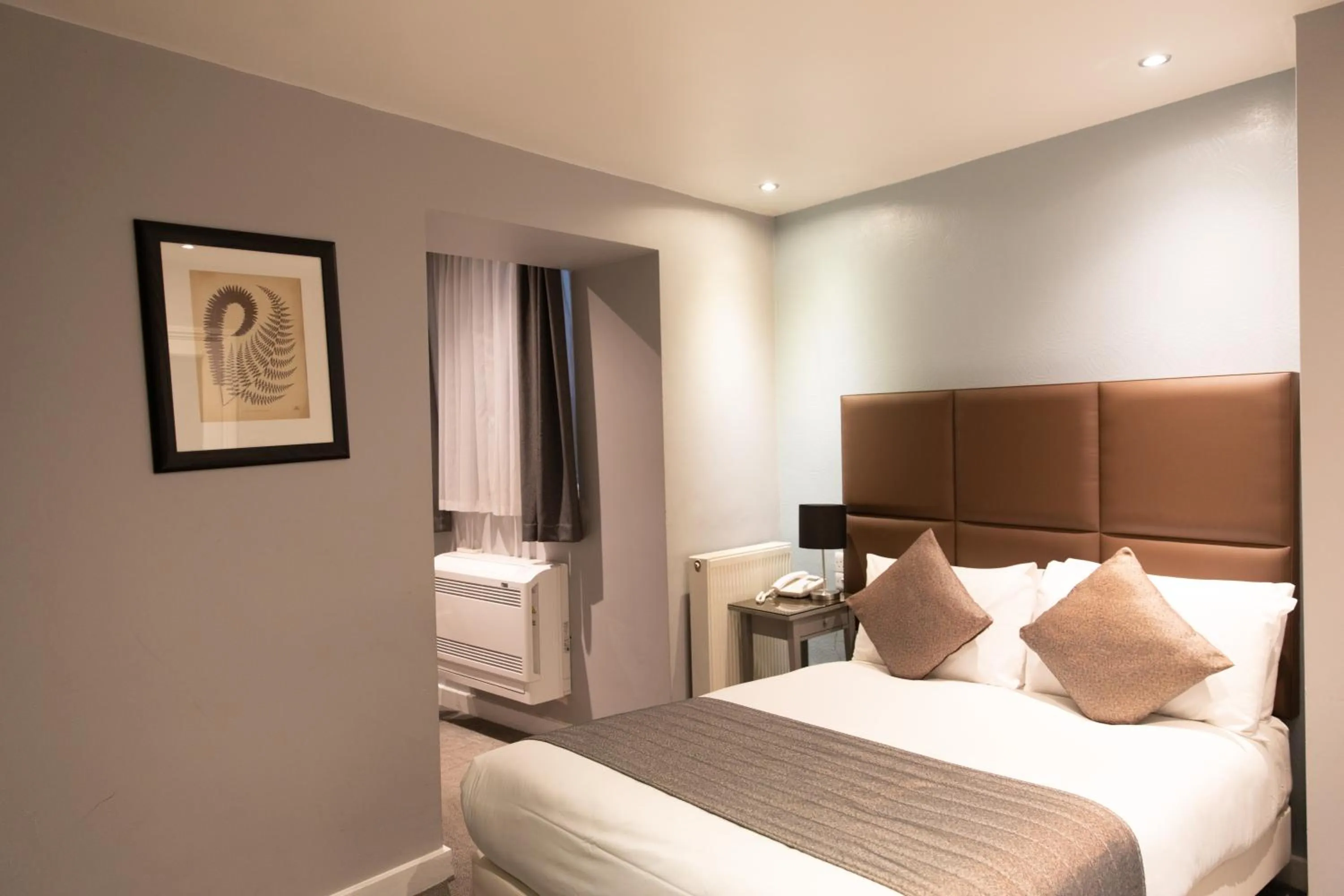 Photo of the whole room, Bed in Duke Of Leinster Hotel