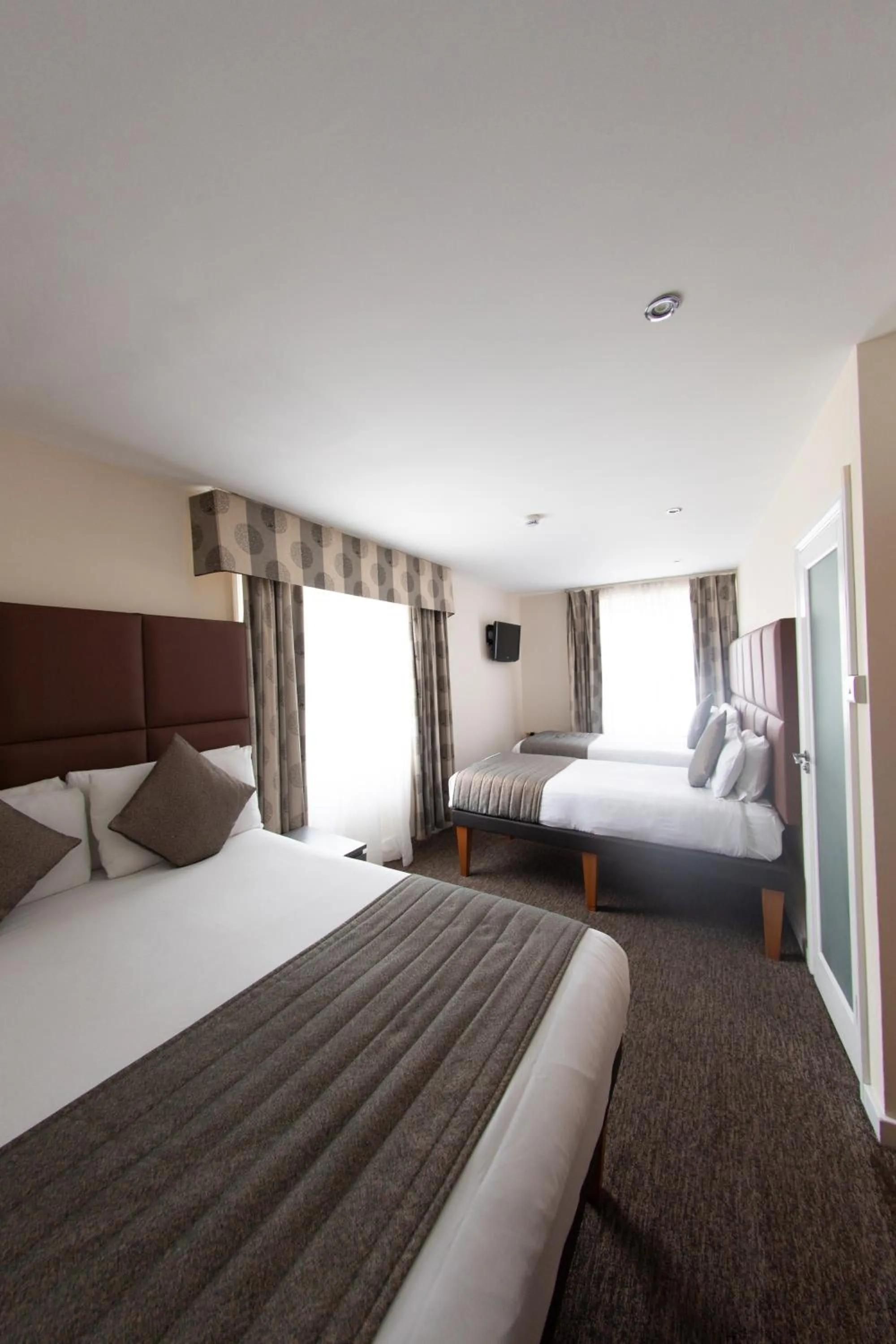 Photo of the whole room, Bed in Duke Of Leinster Hotel