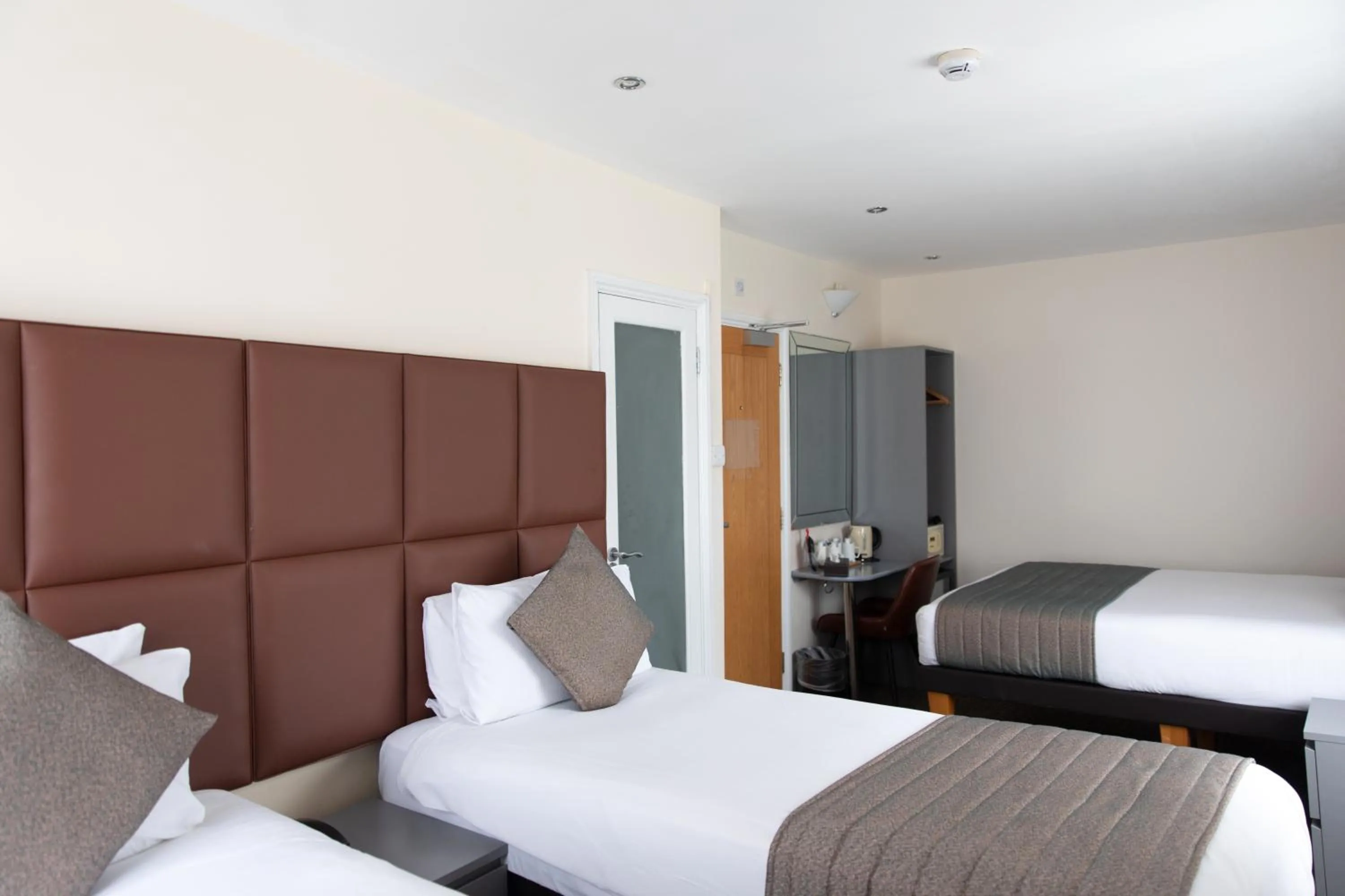 Bedroom, Bed in Duke Of Leinster Hotel