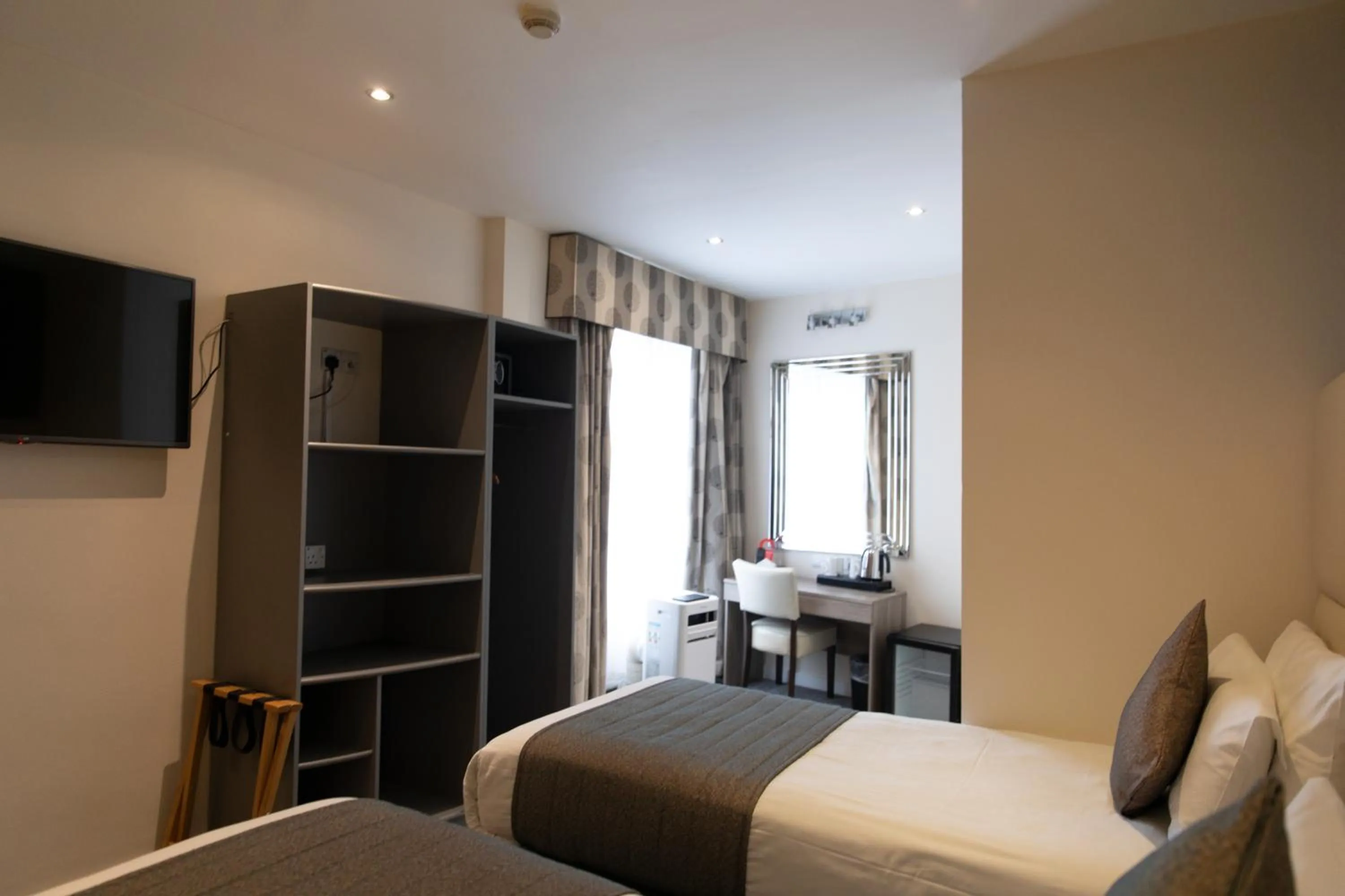 Bedroom, Bed in Duke Of Leinster Hotel