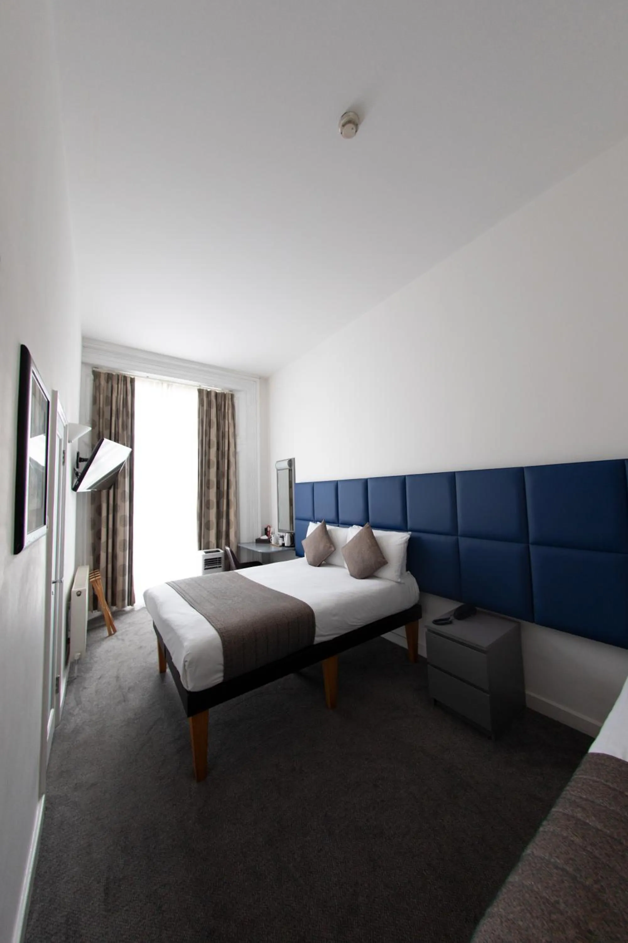 Bedroom, Bed in Duke Of Leinster Hotel