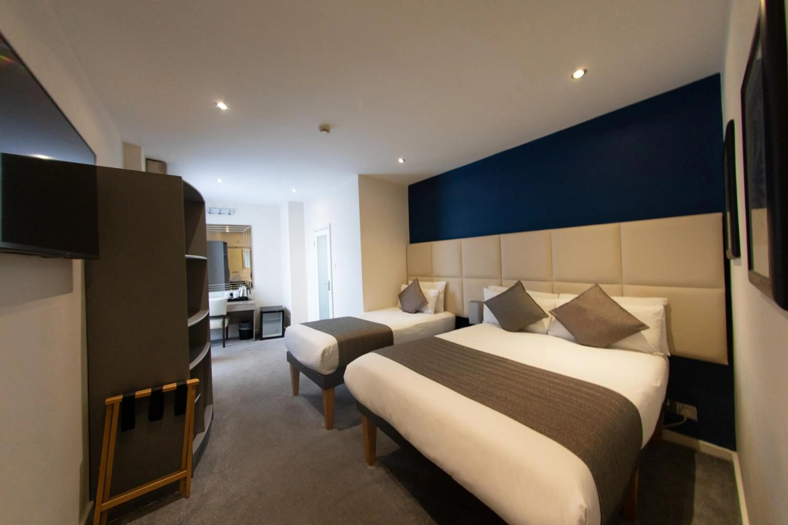 Photo of the whole room, Bed in Duke Of Leinster Hotel