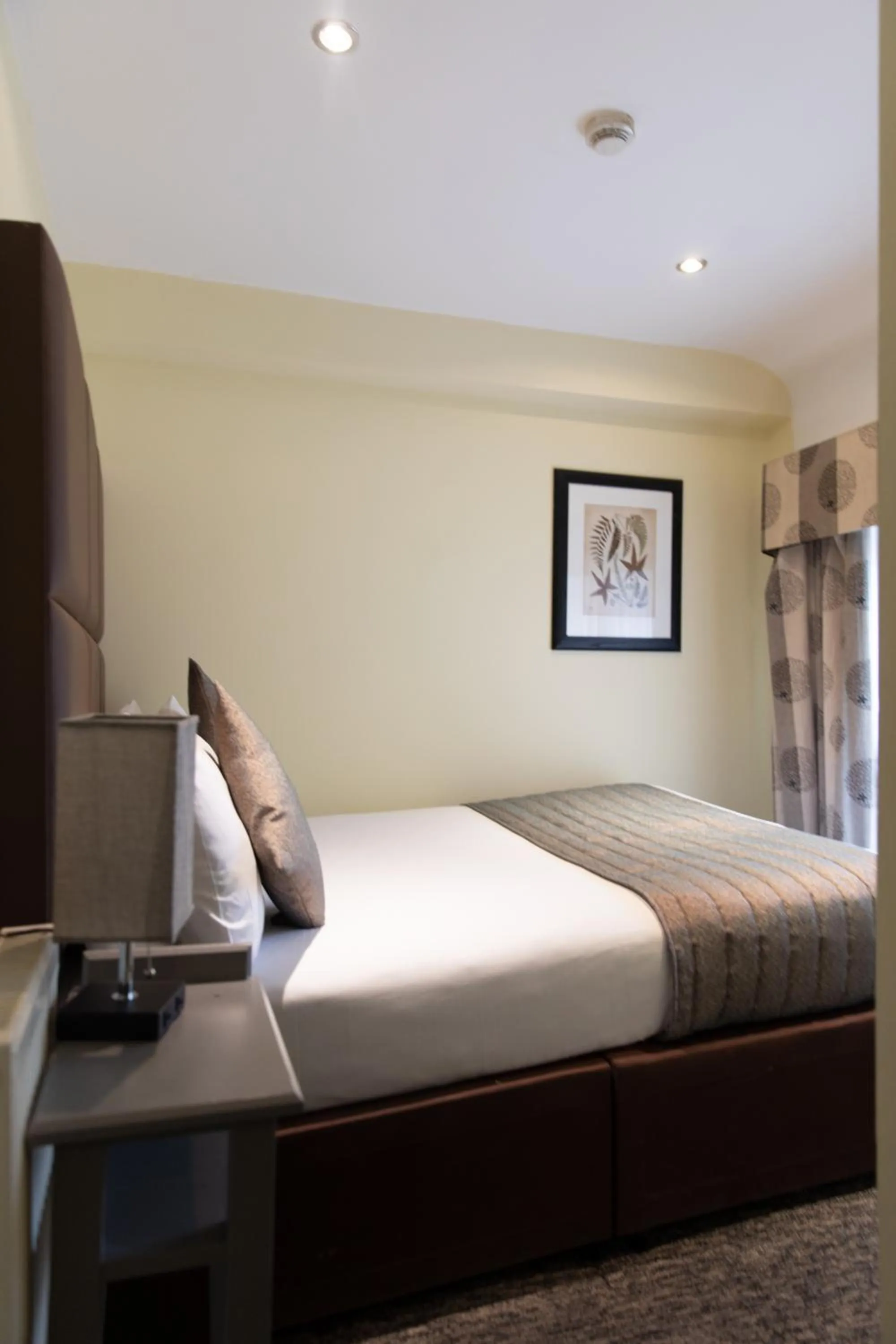 Bedroom, Bed in Duke Of Leinster Hotel