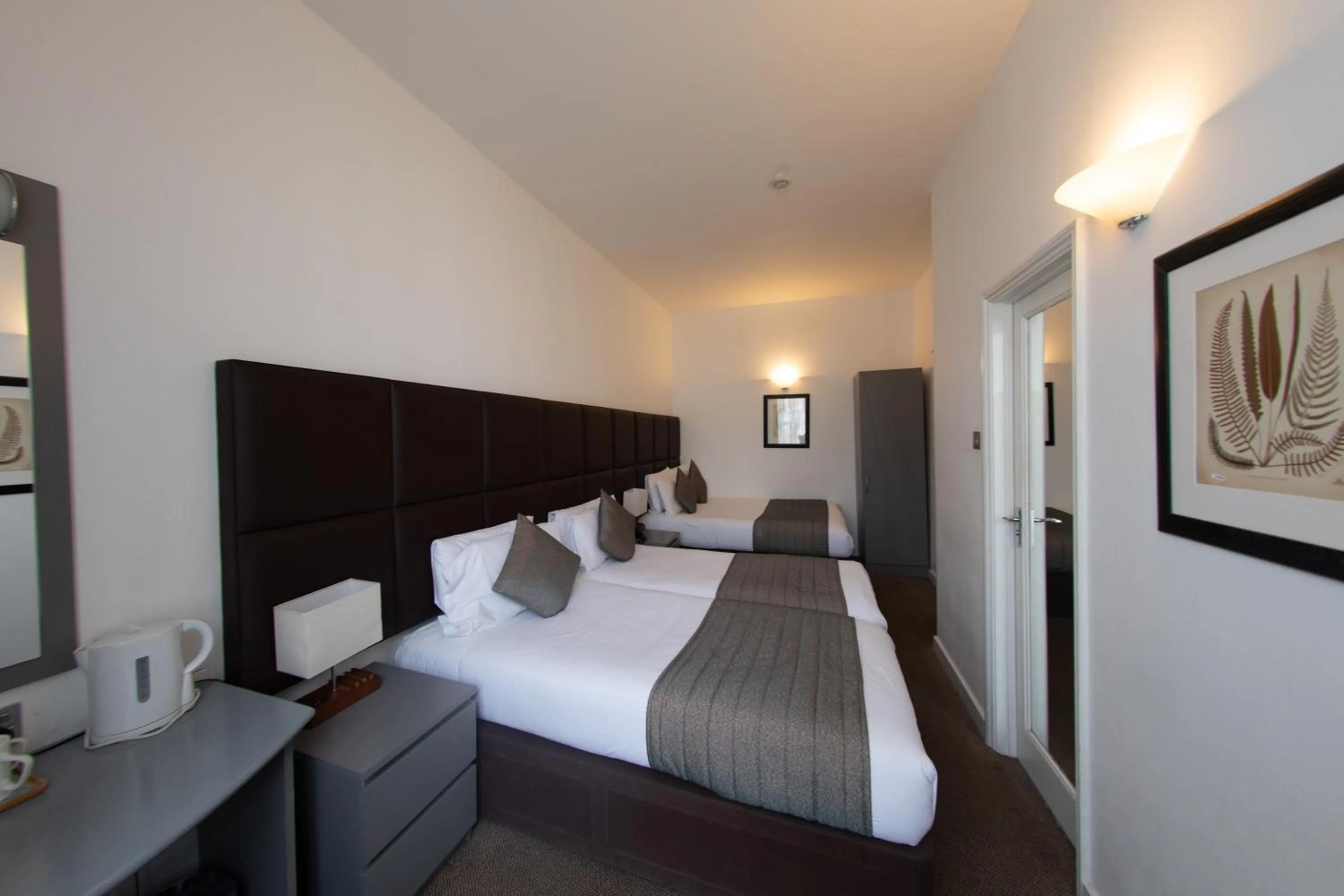 Photo of the whole room, Bed in Duke Of Leinster Hotel