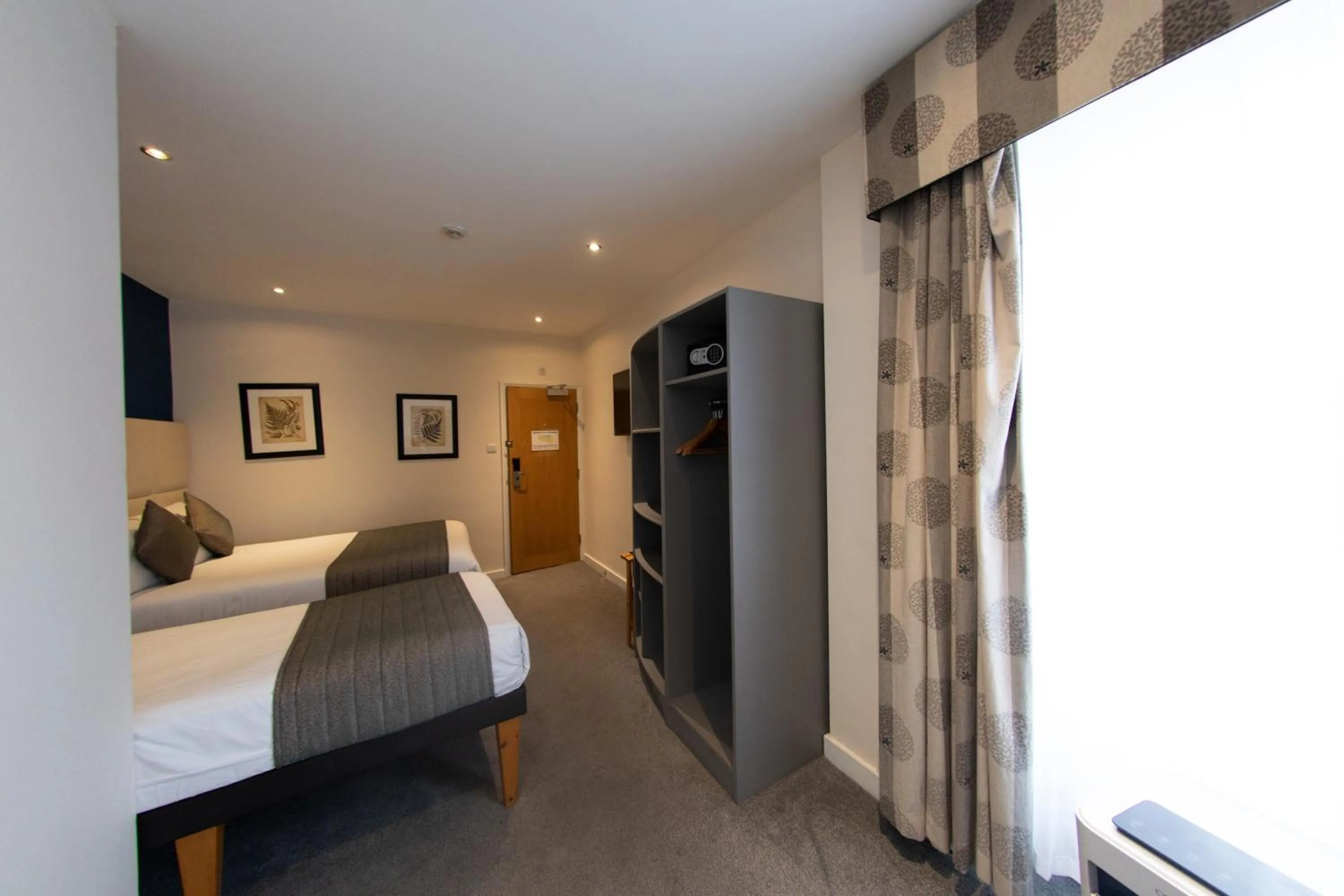 Bedroom, Bed in Duke Of Leinster Hotel