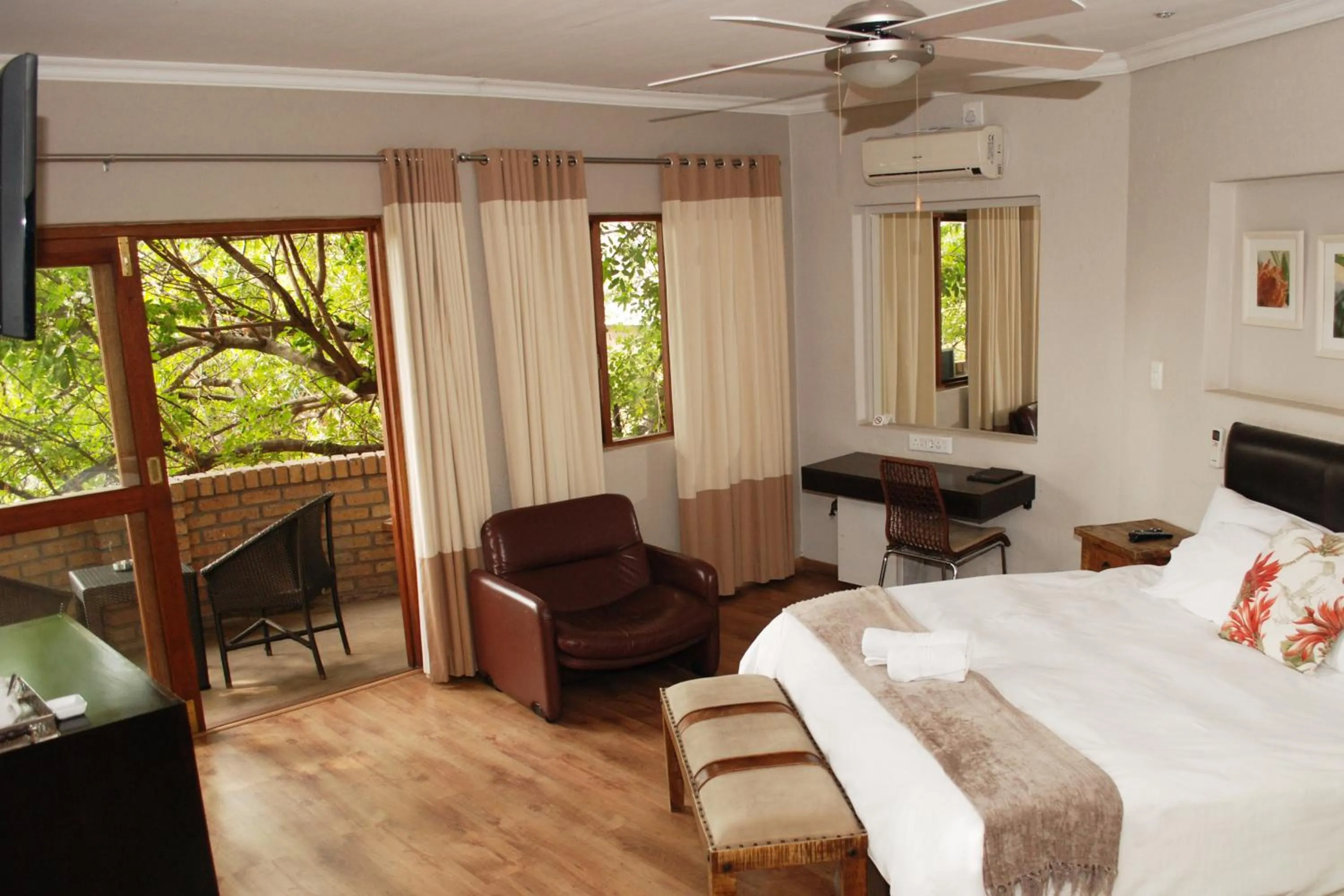 Balcony/Terrace, Bed in Zebrina Guest House