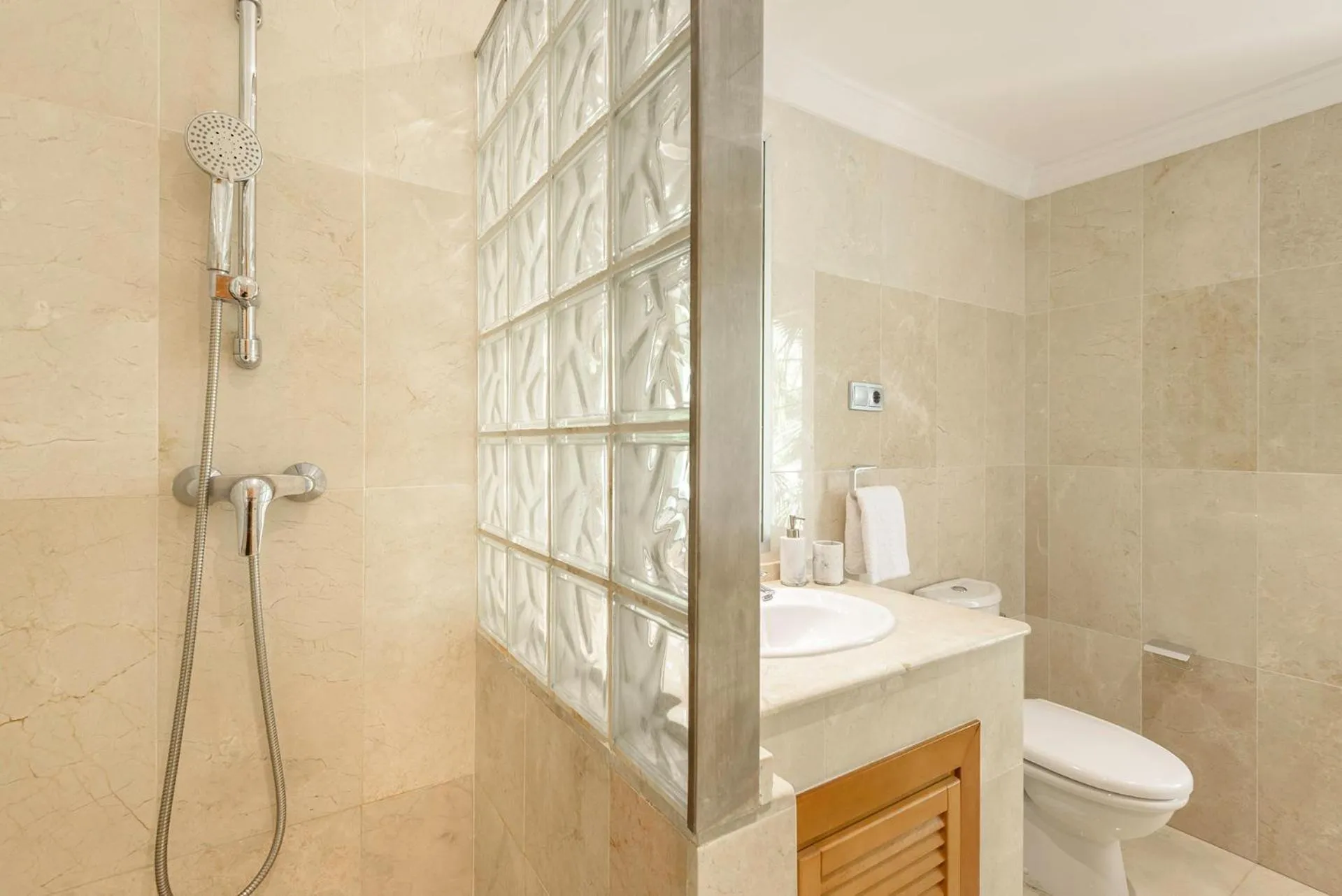 Bathroom in Alcam Aloha Deluxe 42