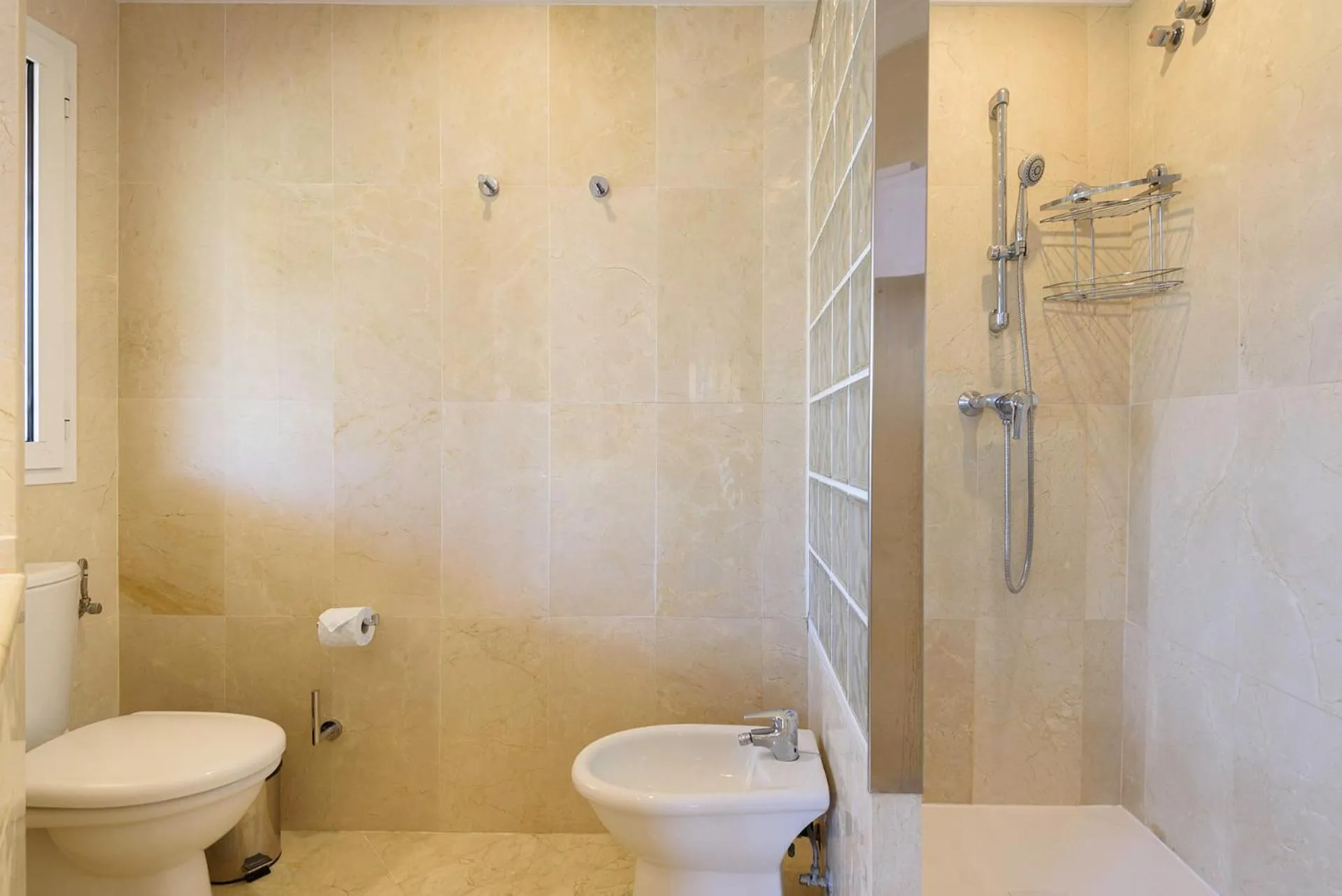 Bathroom in Alcam Aloha Deluxe 42