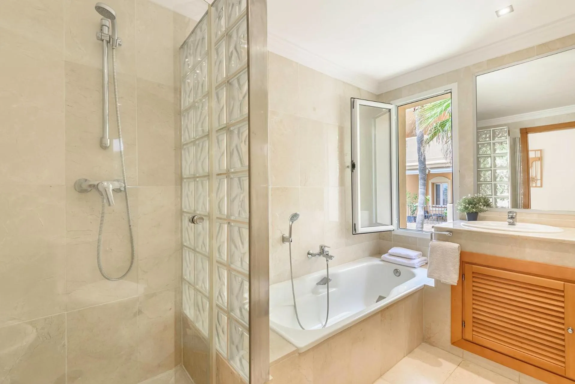 Bathroom in Alcam Aloha Deluxe 42