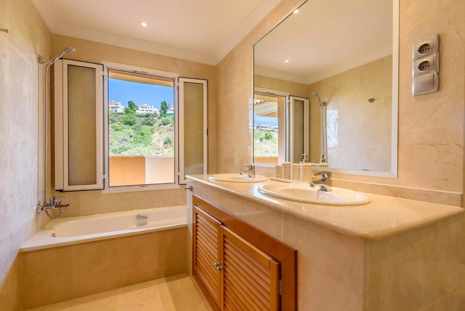 Bathroom in Alcam Aloha Deluxe 42
