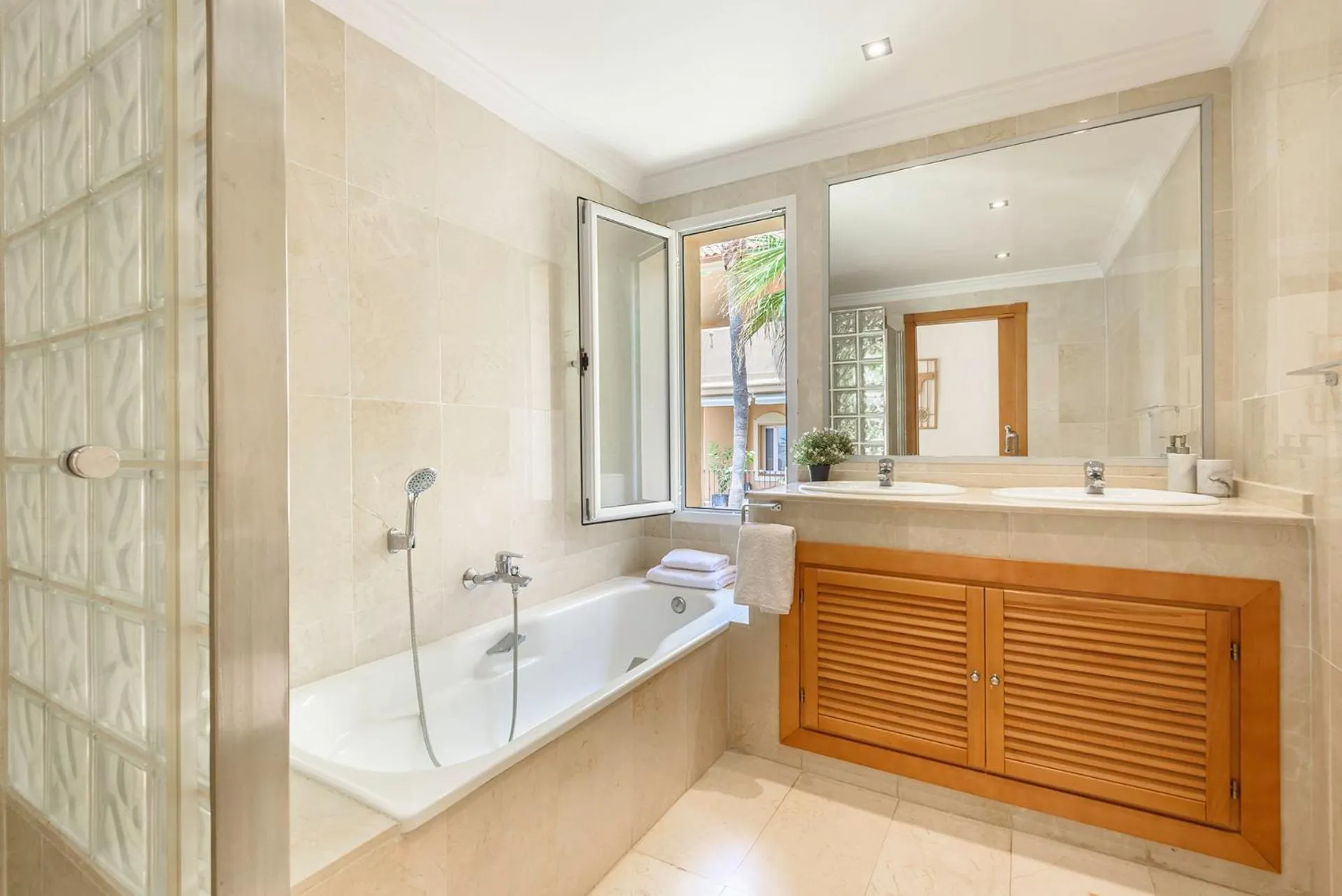 Bathroom in Alcam Aloha Deluxe 42