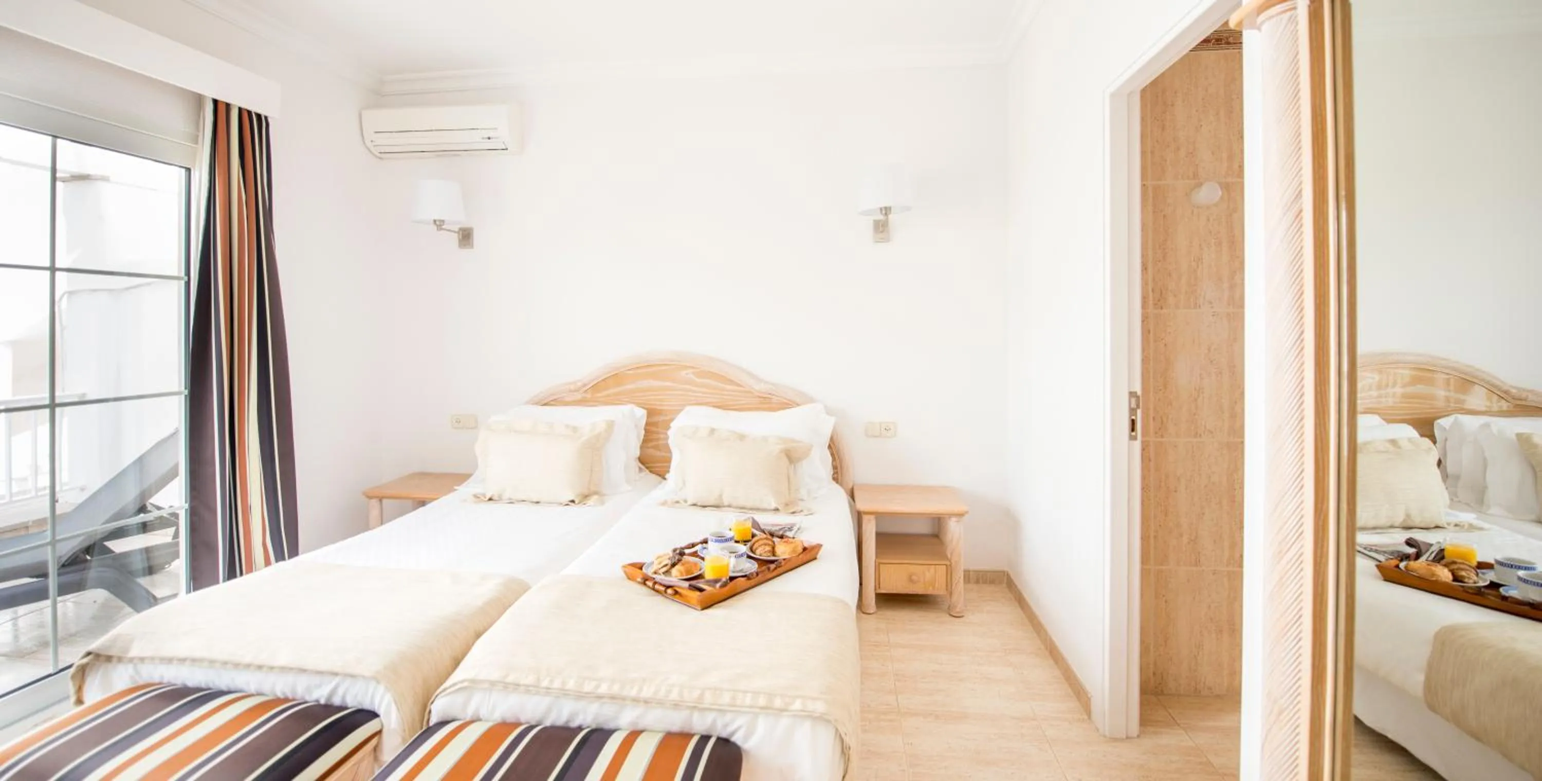 Photo of the whole room, Bed in Ona Village Cala d'Or