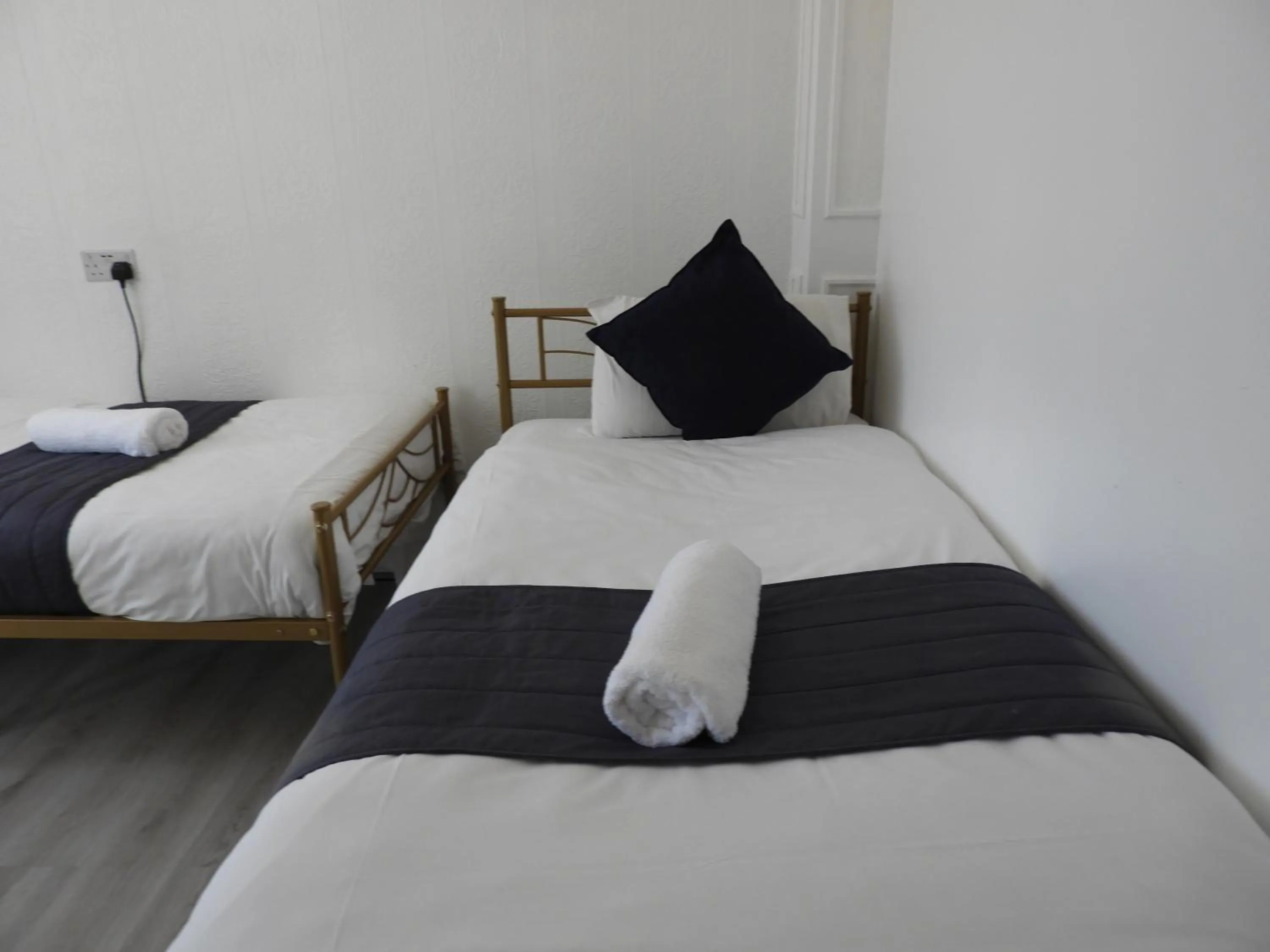 Bed in All Seasons Gatwick Guest House & Parking