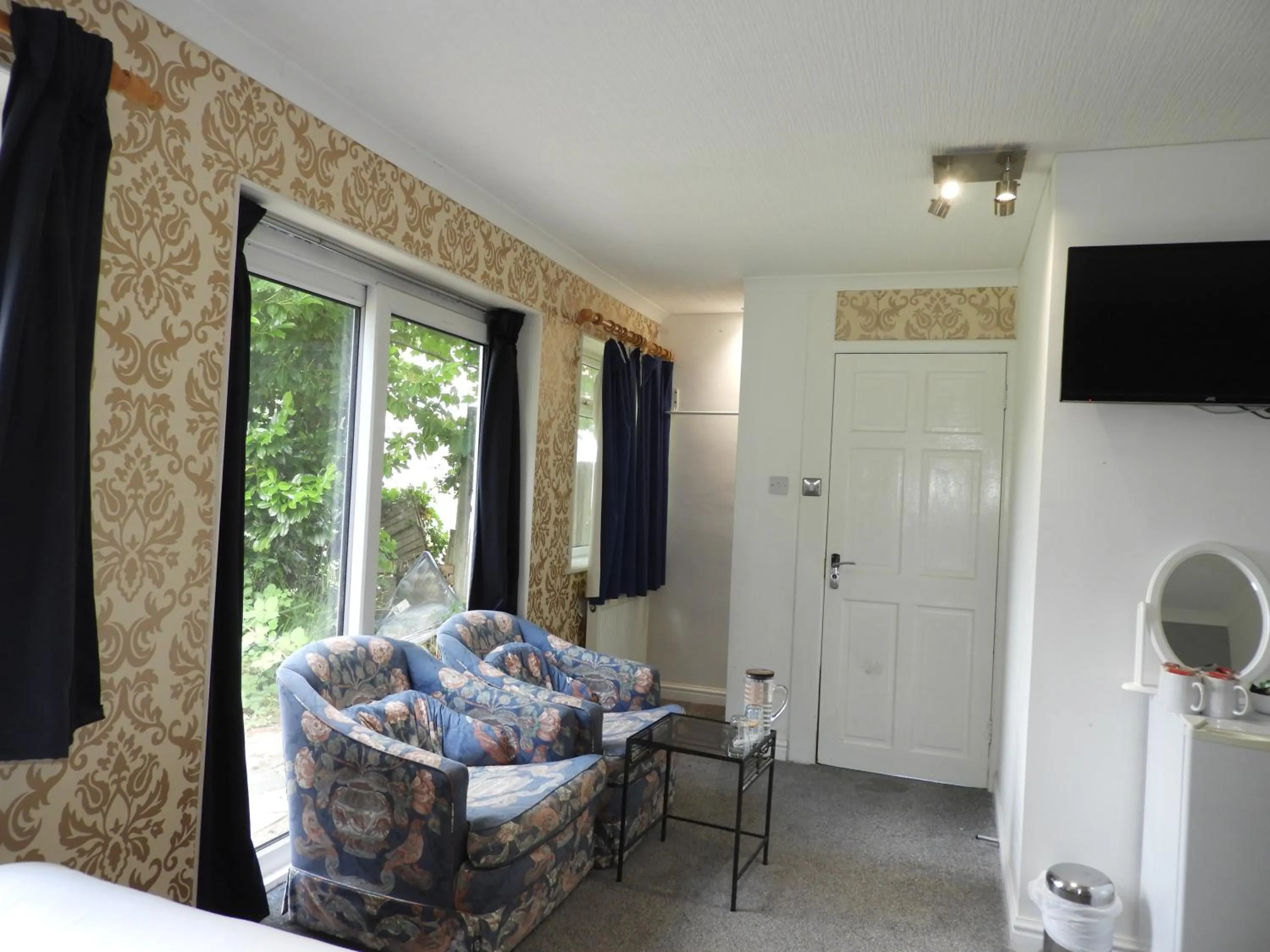 Bedroom, Bed in All Seasons Gatwick Guest House & Parking