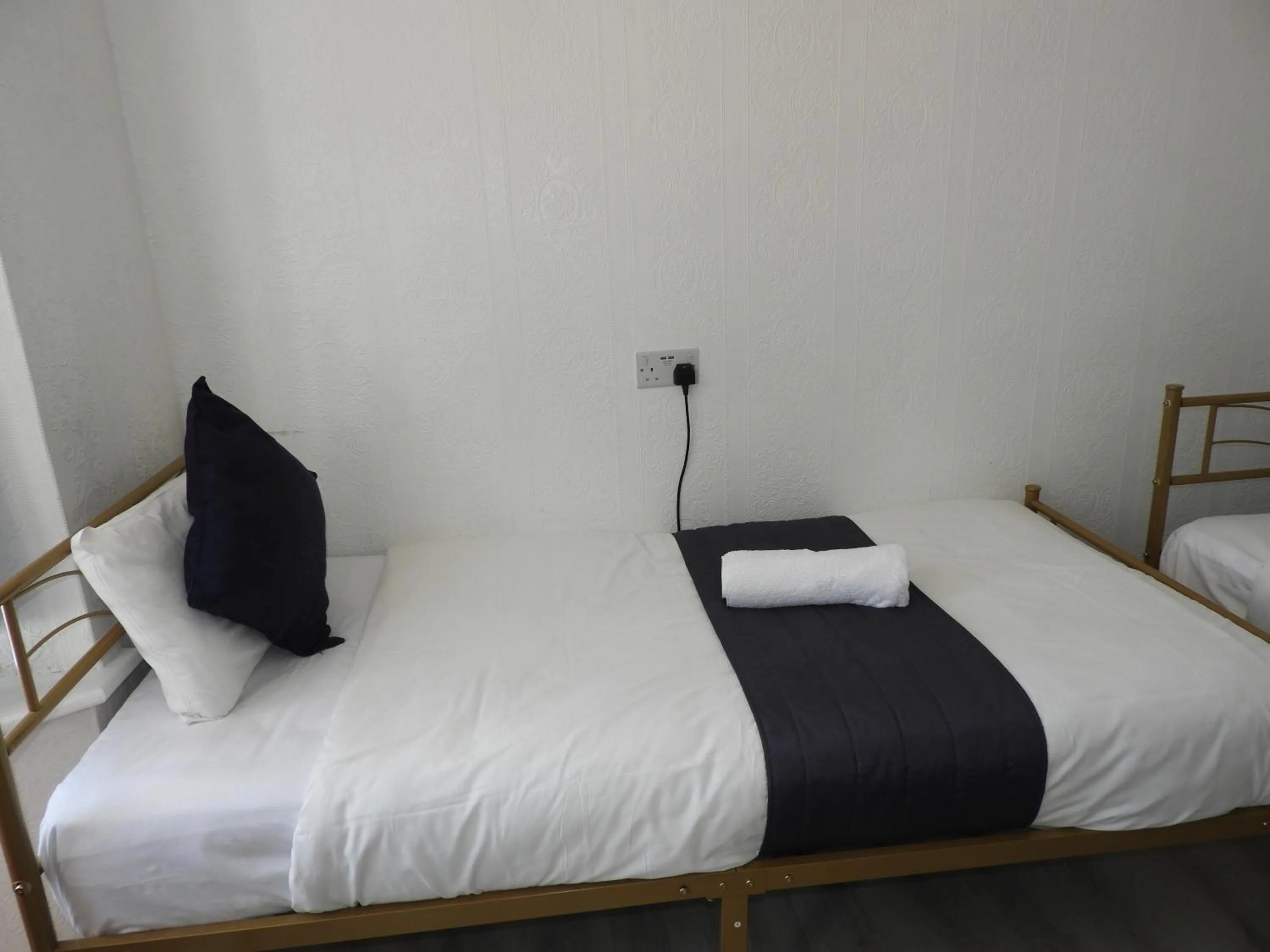 Bed in All Seasons Gatwick Guest House & Parking