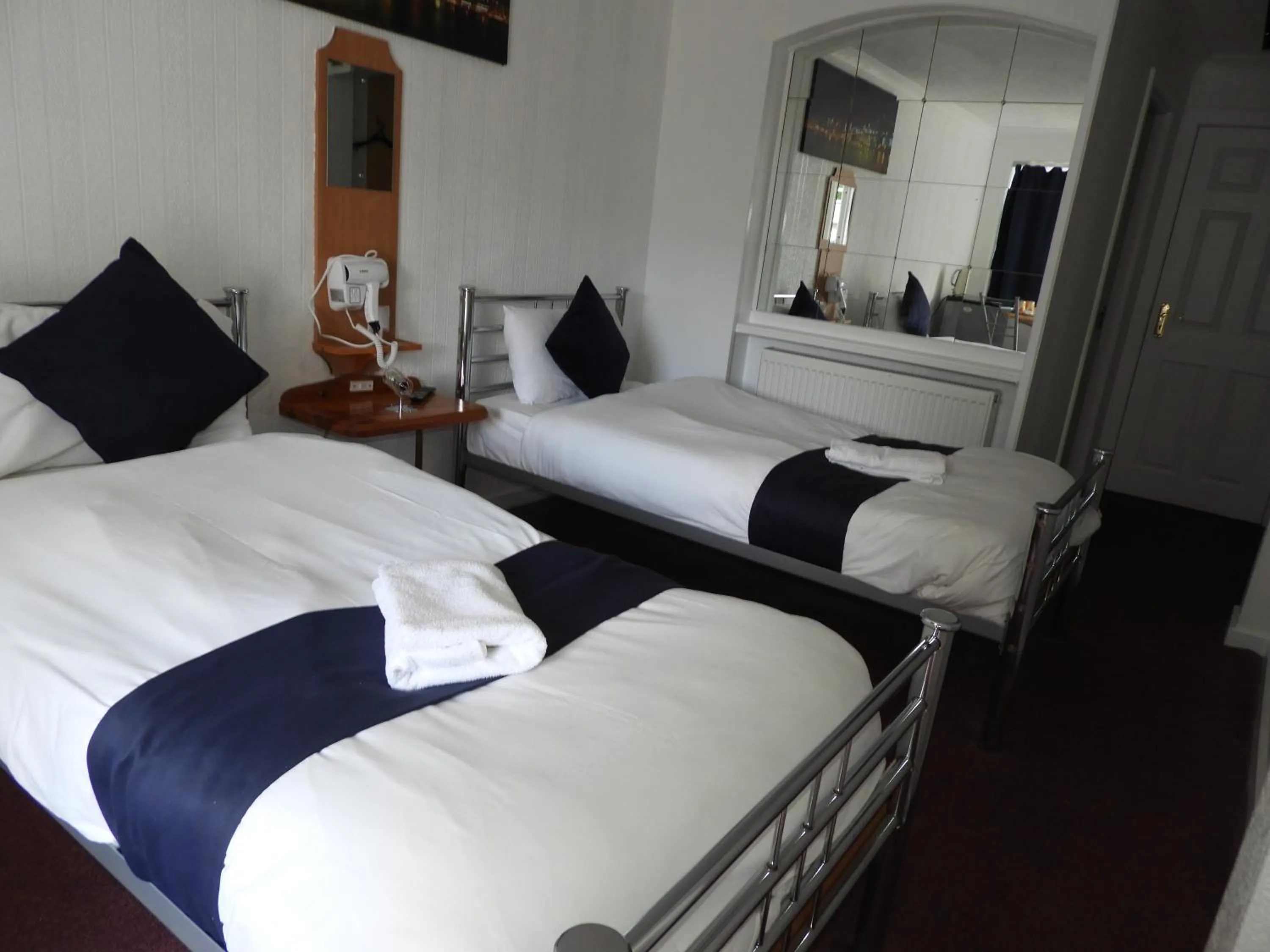 Bedroom, Bed in All Seasons Gatwick Guest House & Parking
