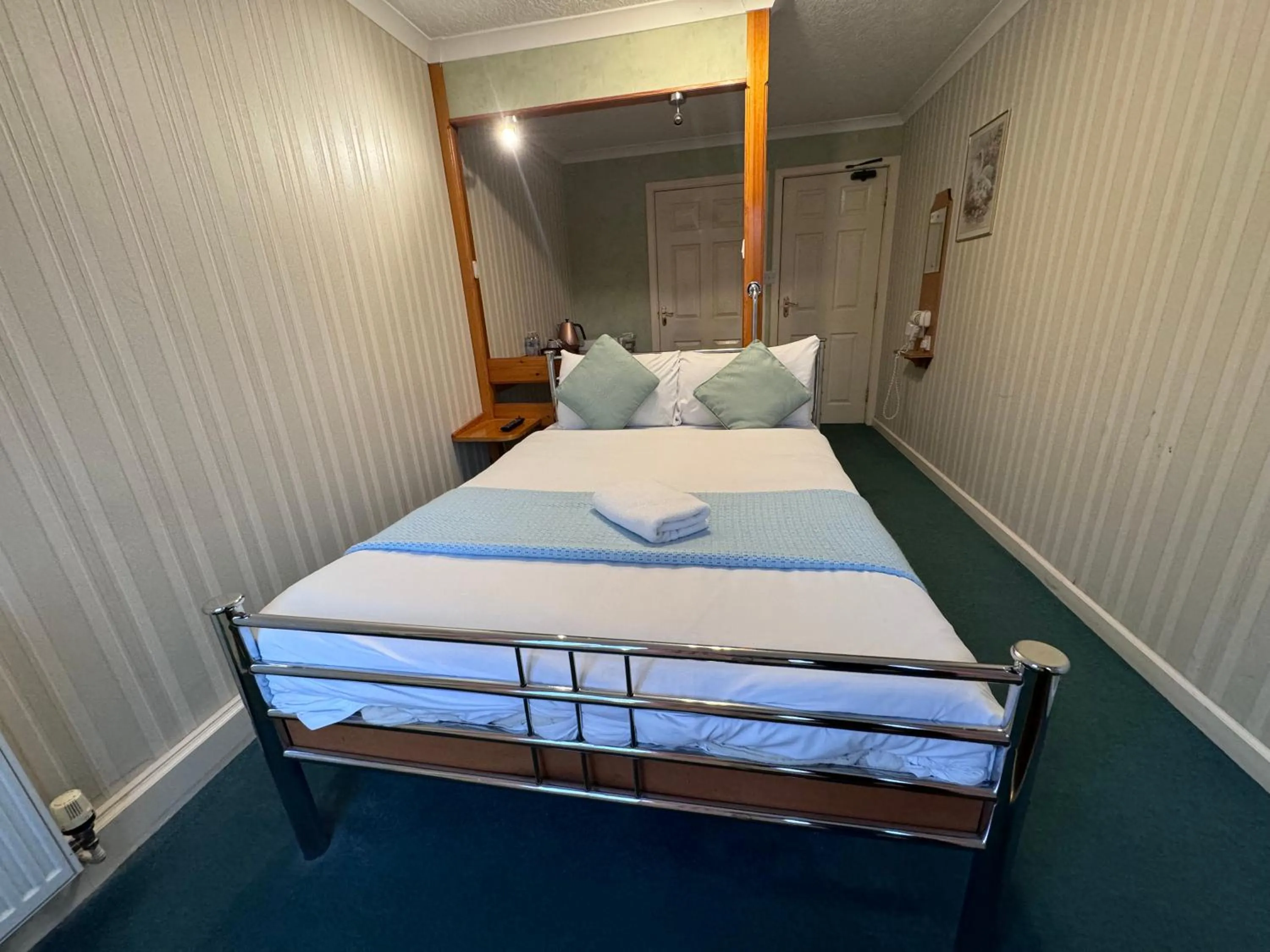 King Room - Disability Access in All Seasons Gatwick Guest House & Parking