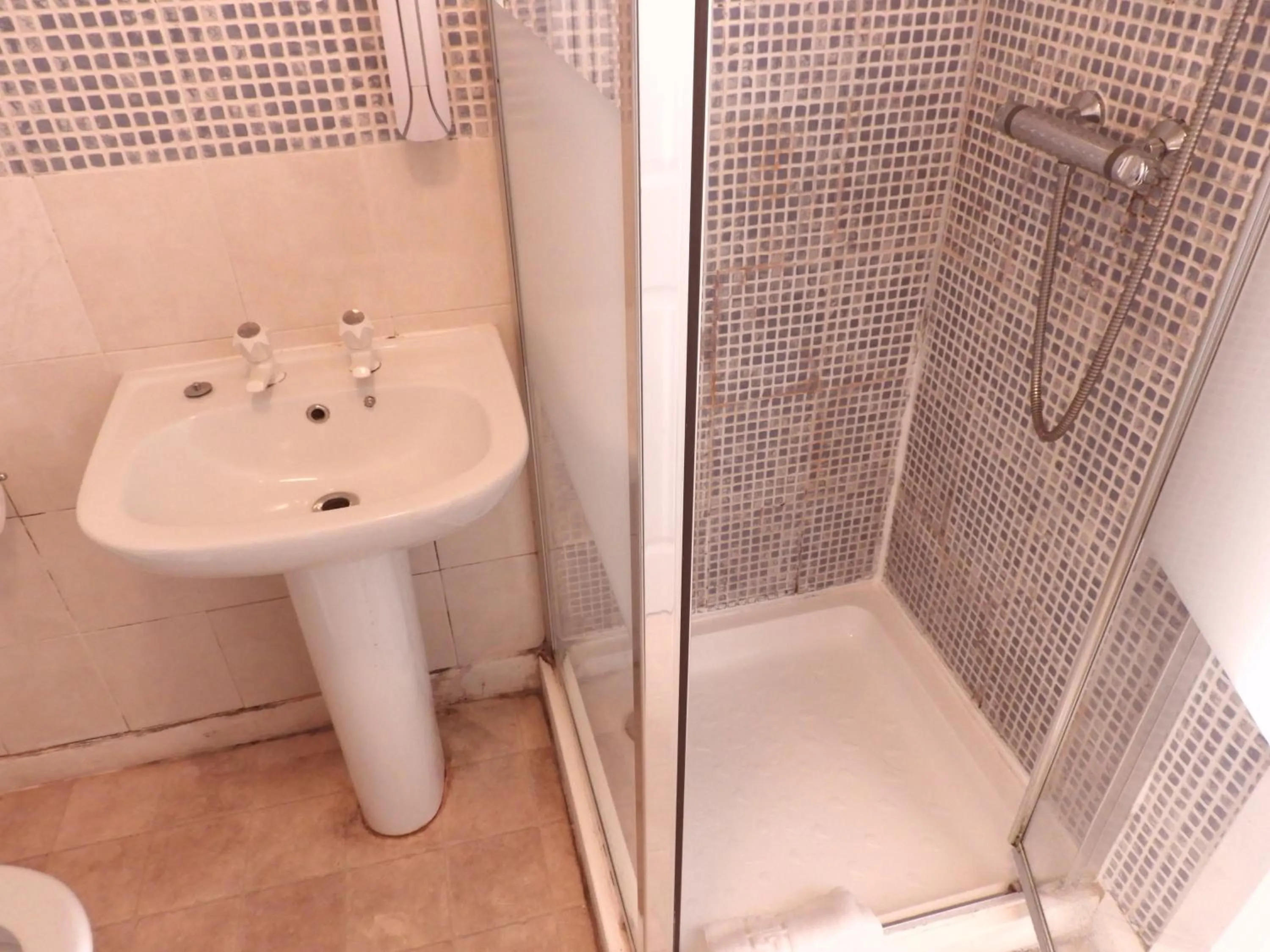 Shower in All Seasons Gatwick Guest House & Parking