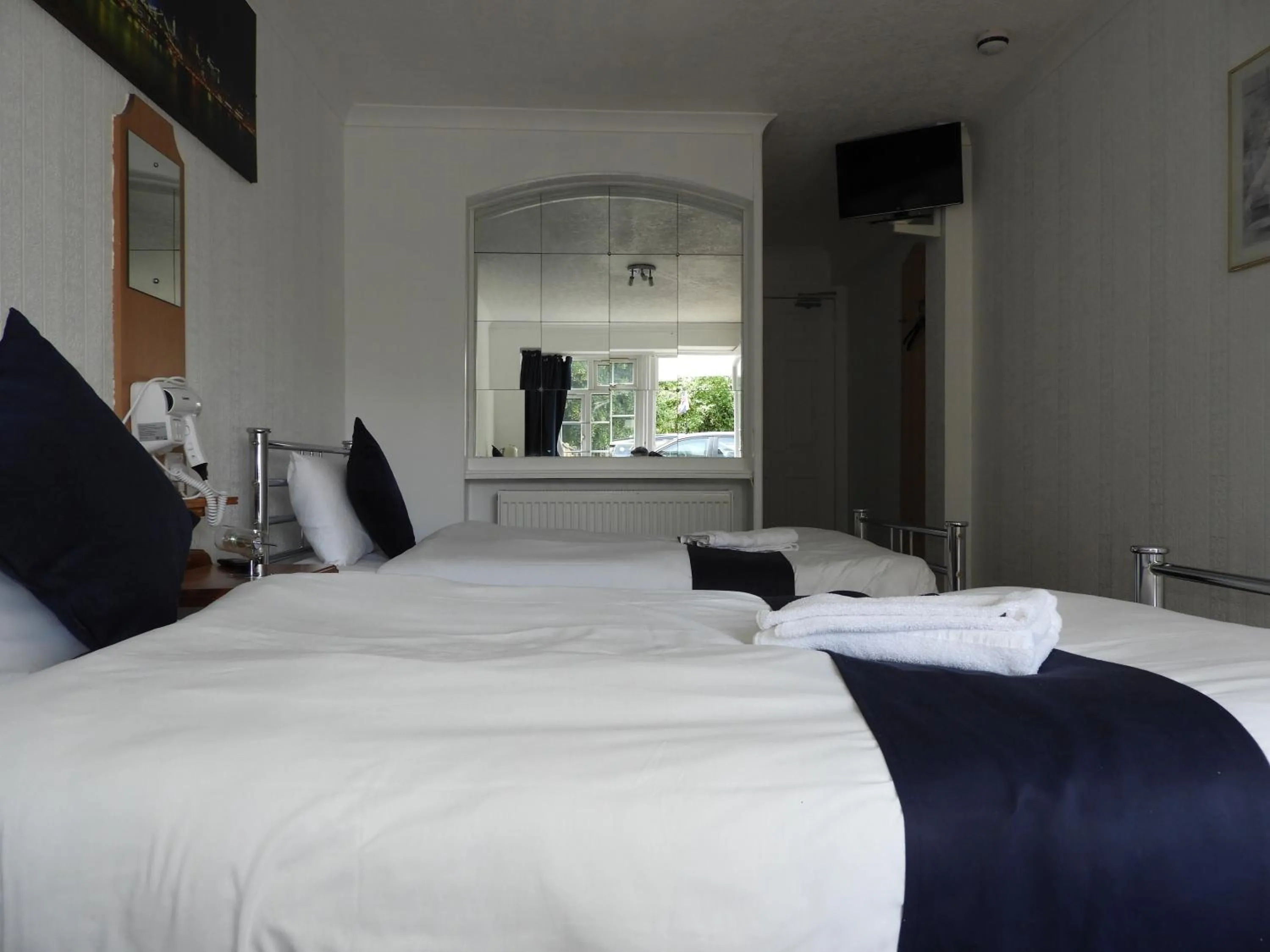 Bed in All Seasons Gatwick Guest House & Parking