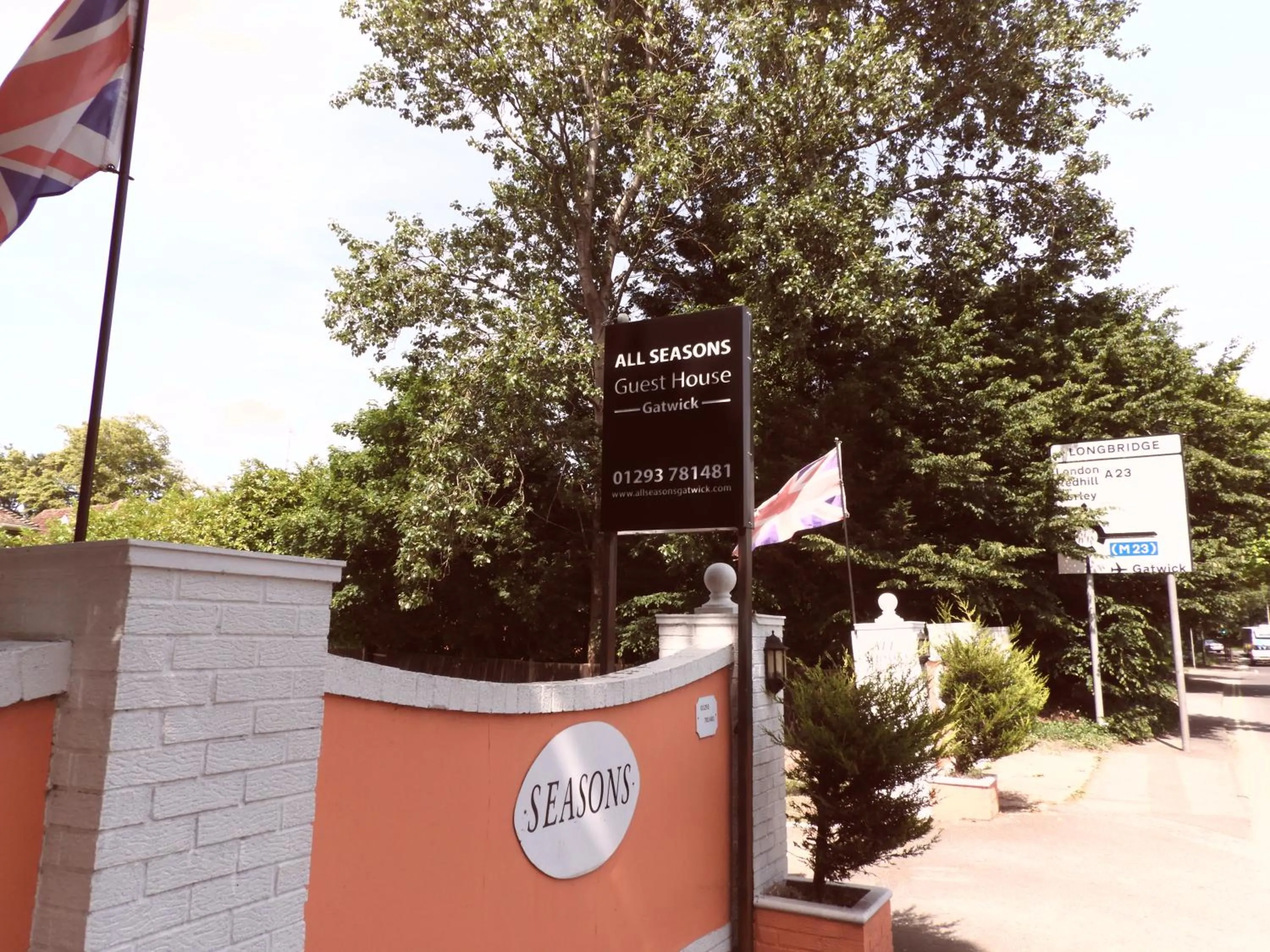 Neighbourhood in All Seasons Gatwick Guest House & Parking