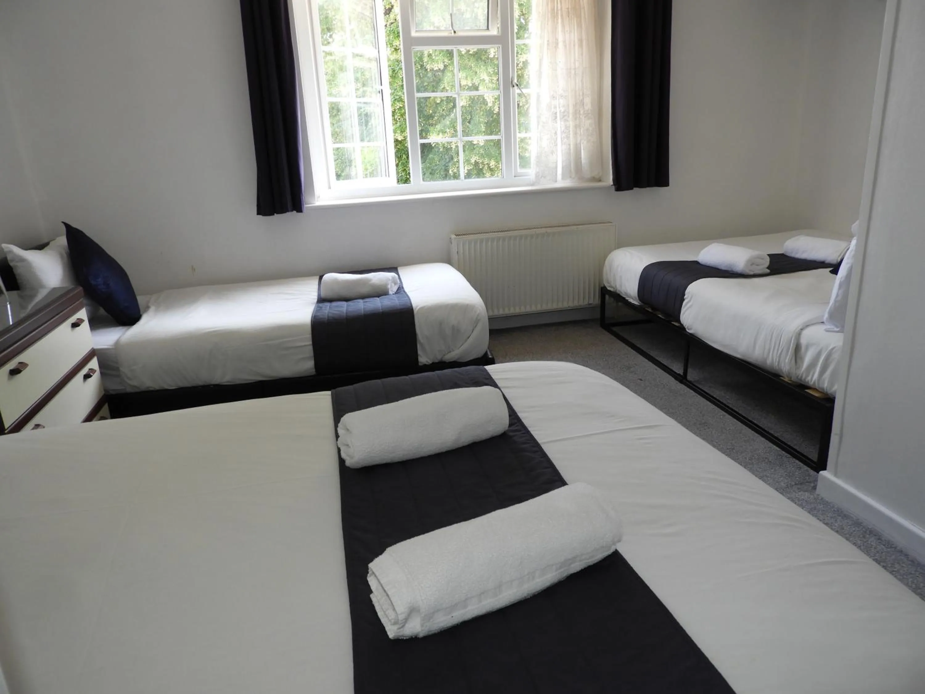 Bed in All Seasons Gatwick Guest House & Parking