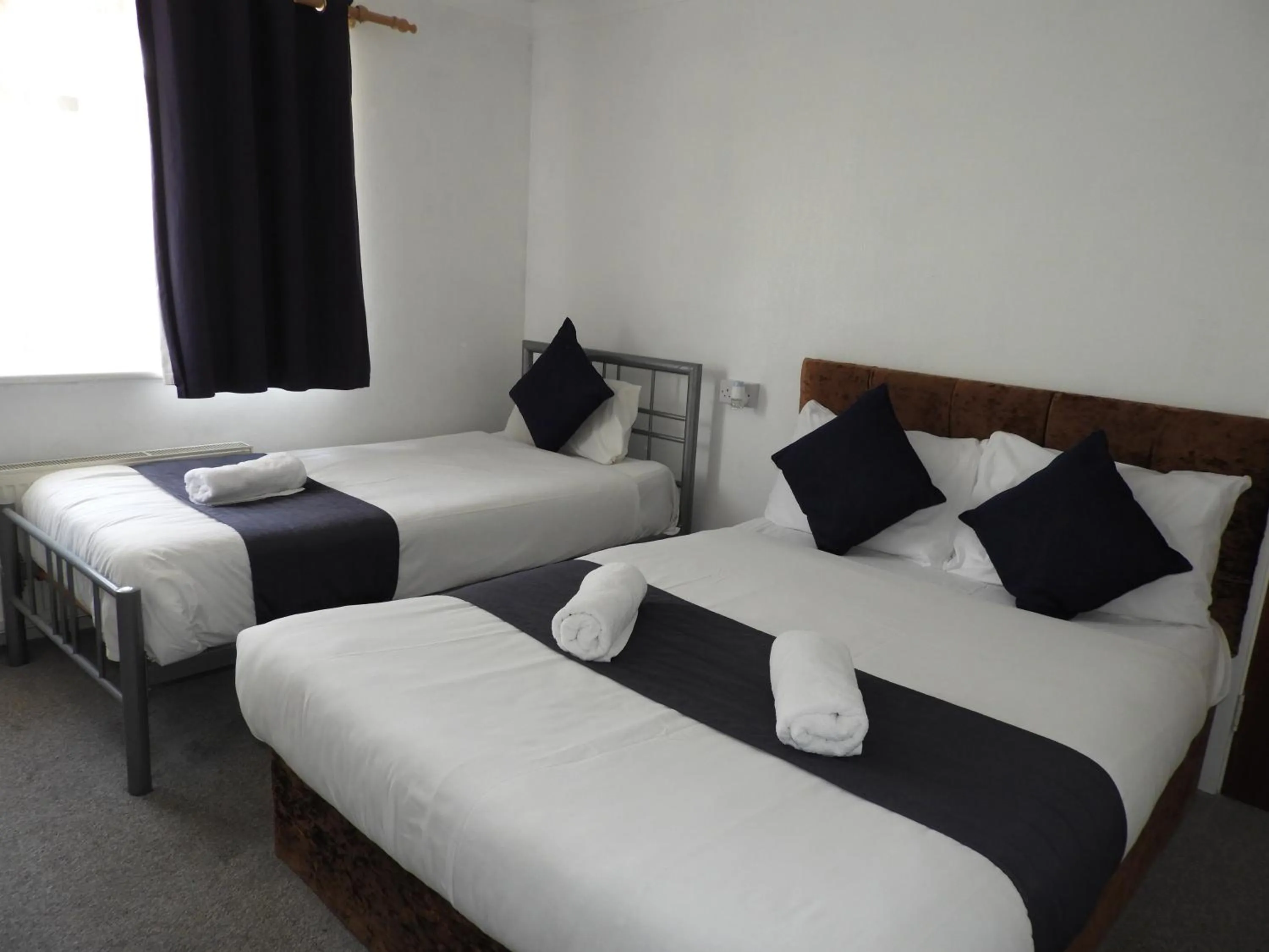 Bed in All Seasons Gatwick Guest House & Parking