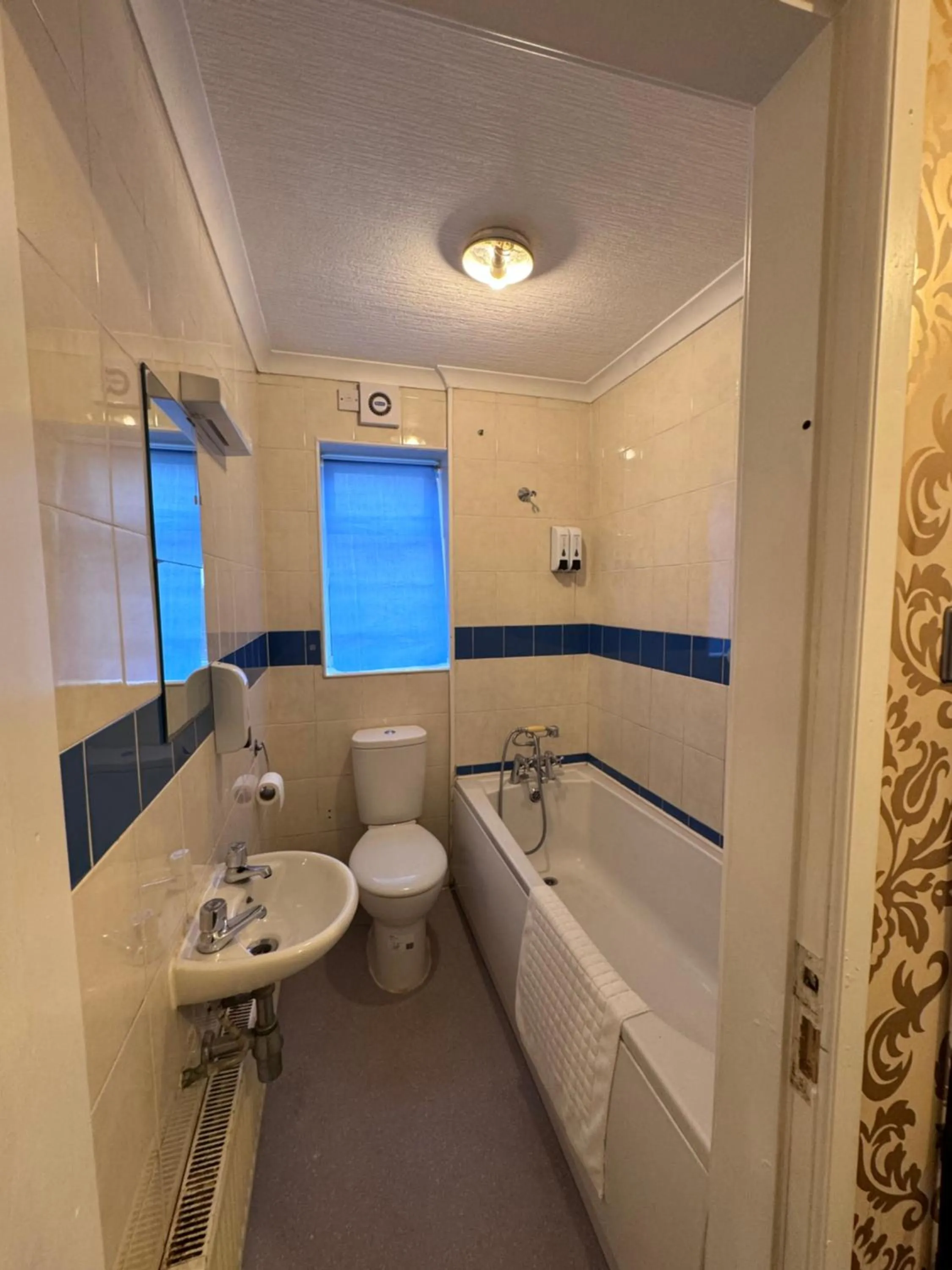 Bathroom in All Seasons Gatwick Guest House & Parking