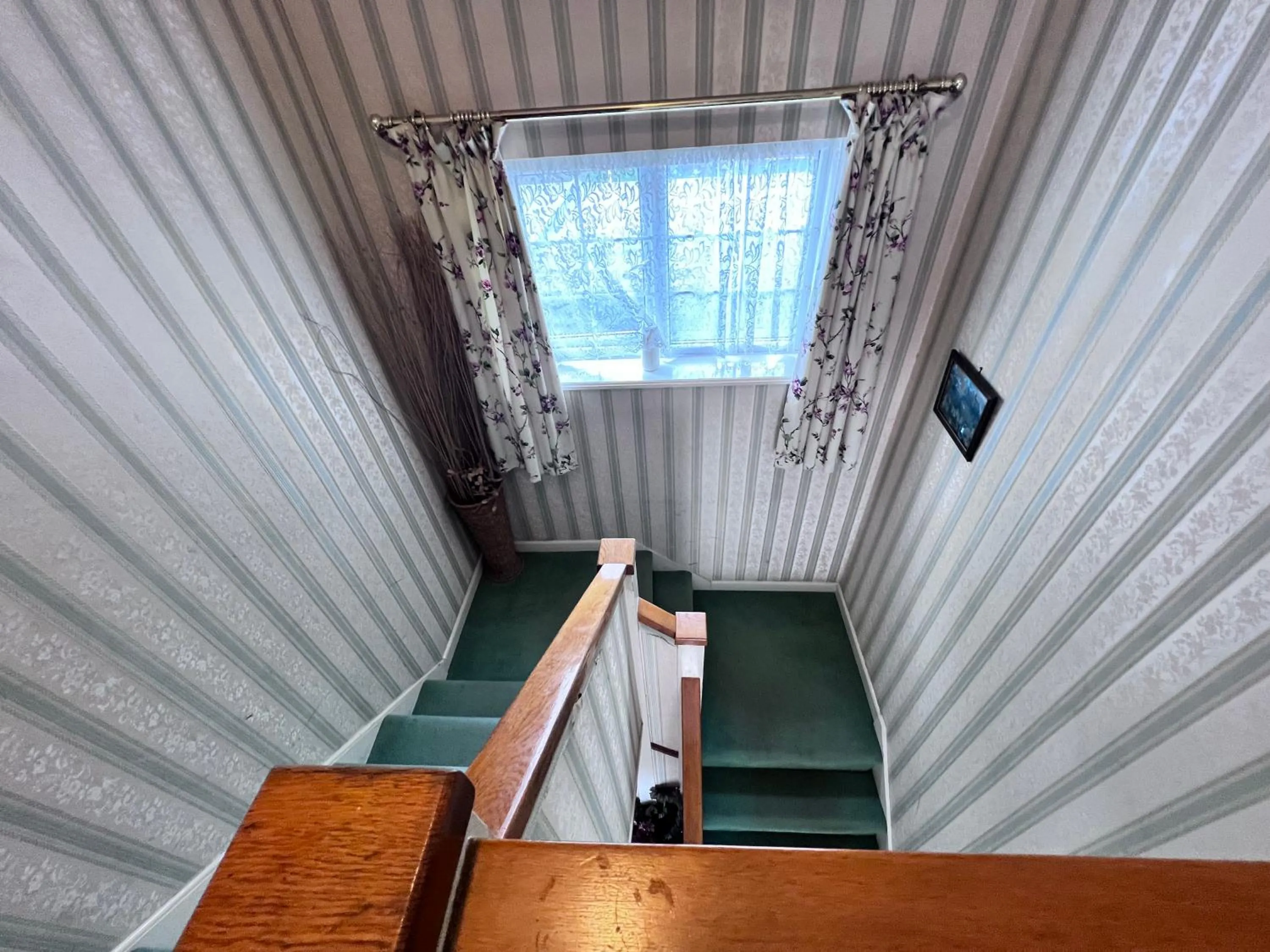 Property building, Bed in All Seasons Gatwick Guest House & Parking