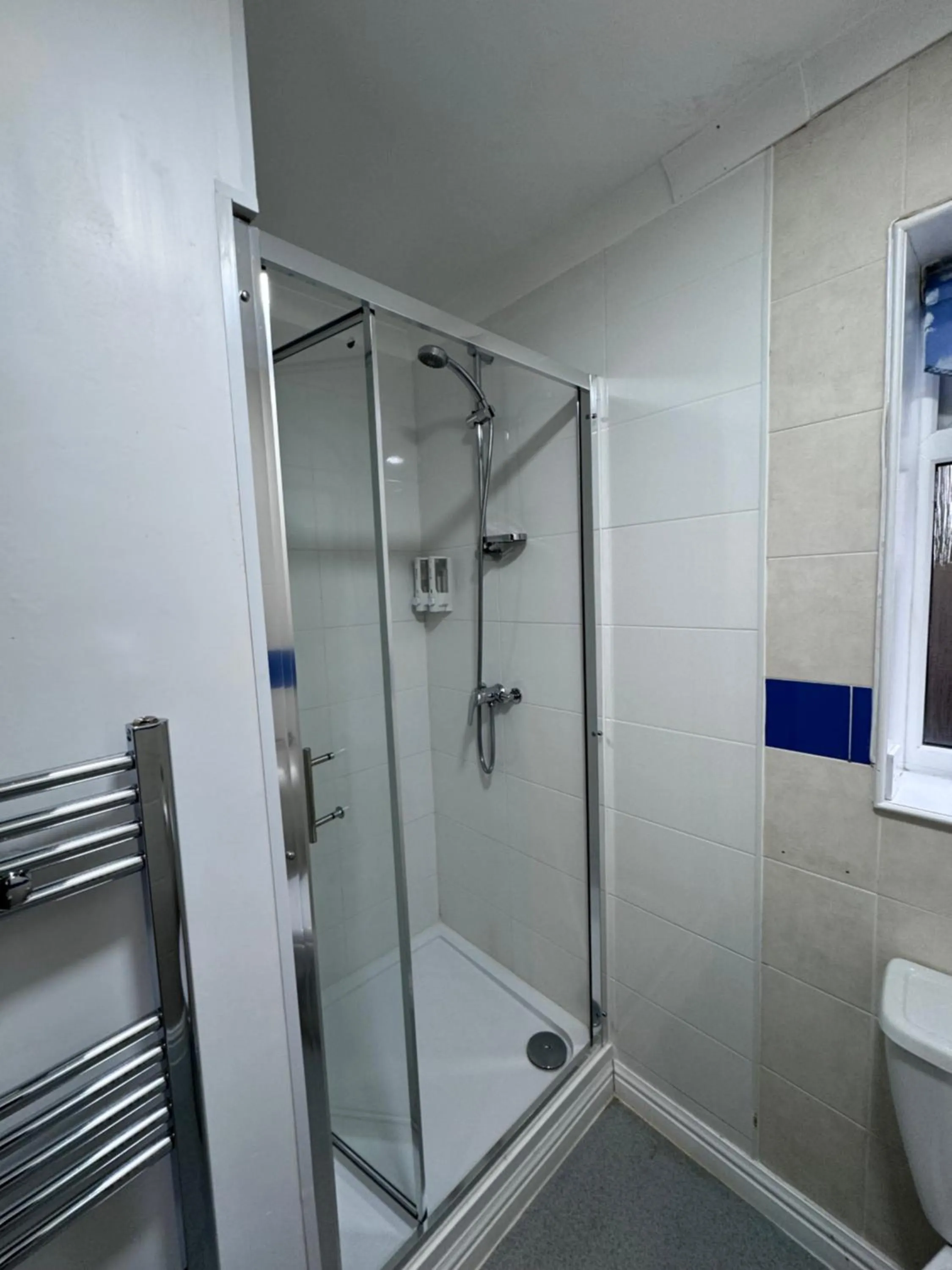 Bathroom in All Seasons Gatwick Guest House & Parking