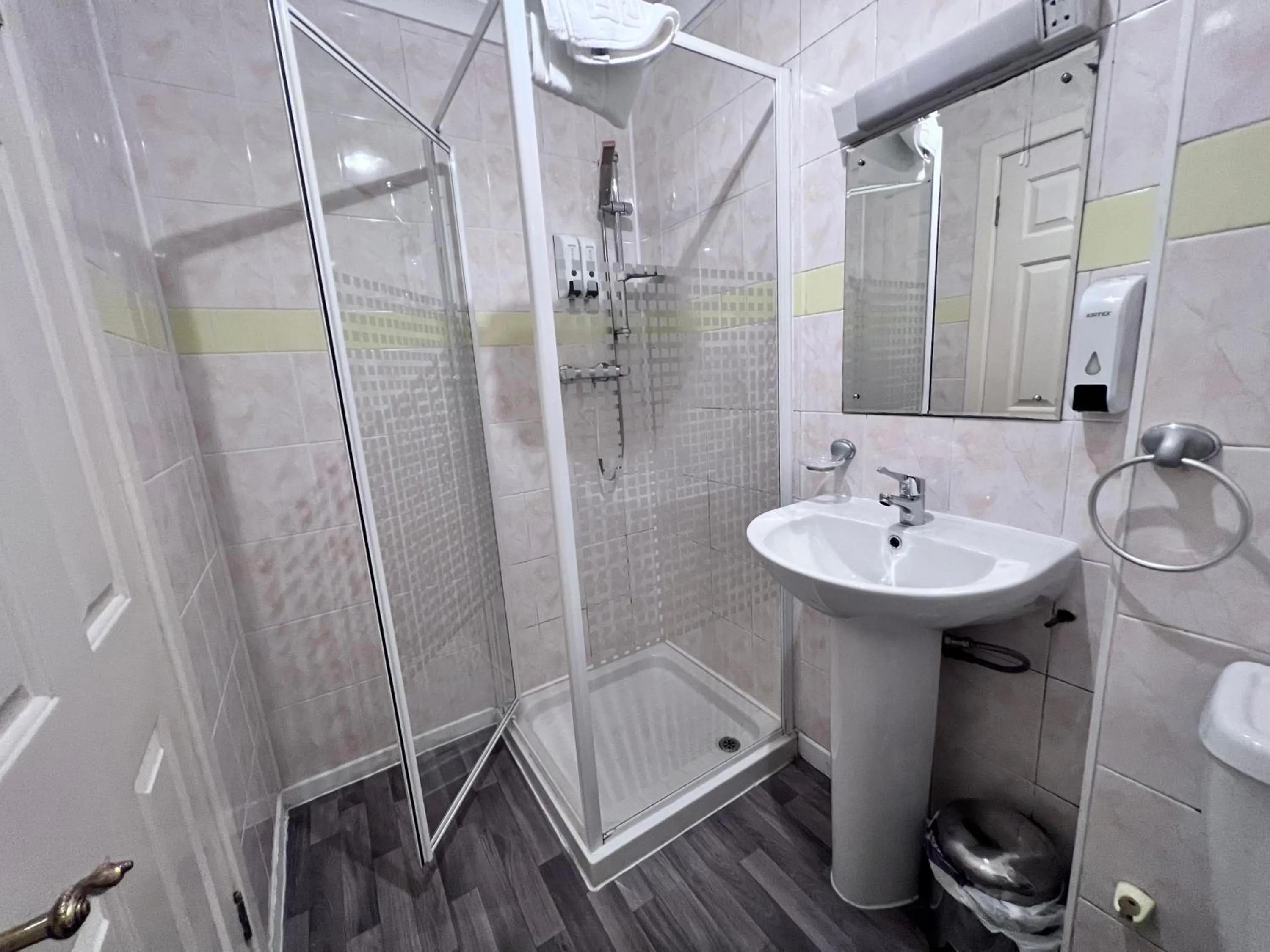 Shower in All Seasons Gatwick Guest House & Parking