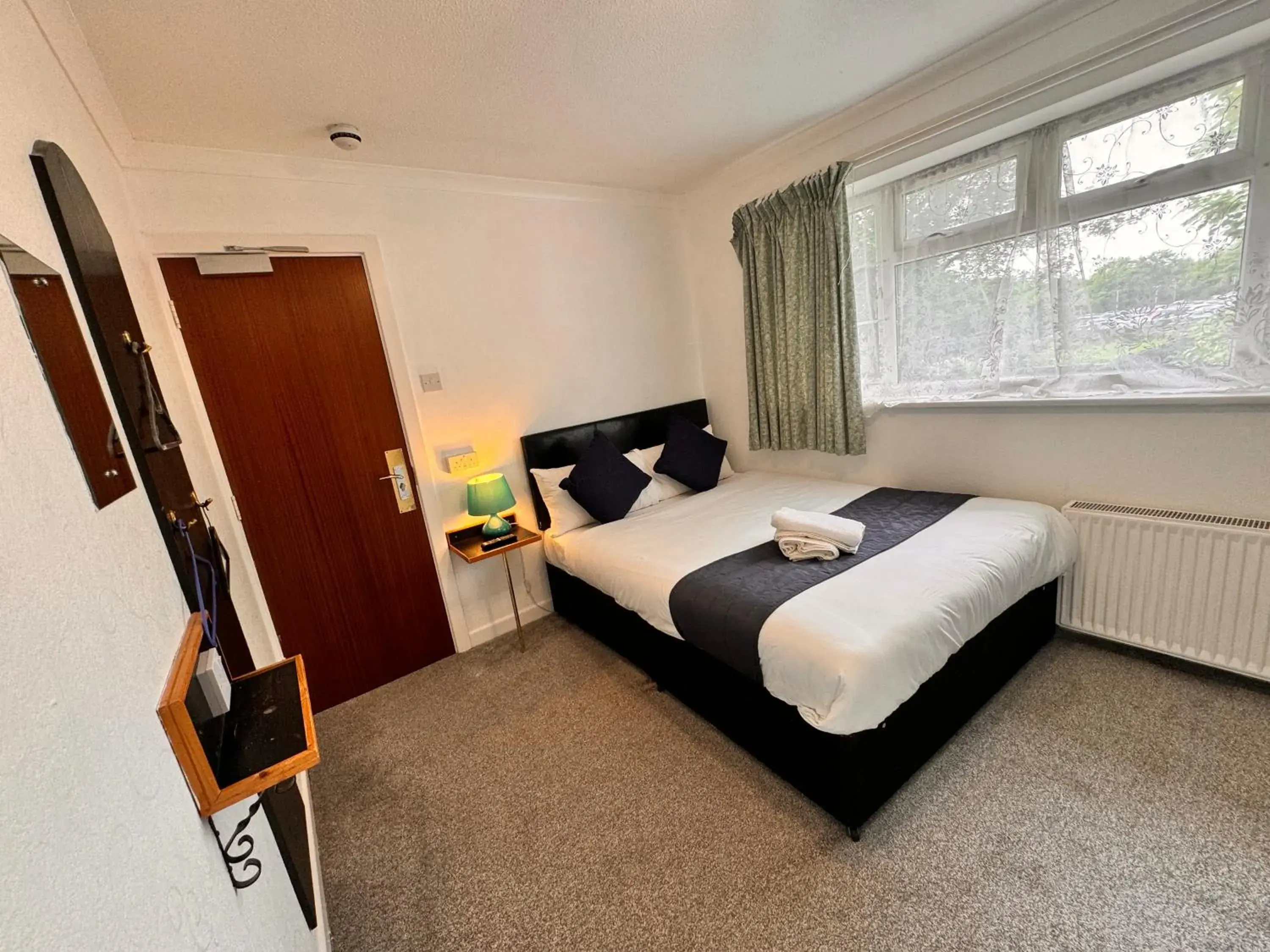 Double Room in All Seasons Gatwick Guest House & Parking Double Room in All Seasons Gatwick Guest House & Parking