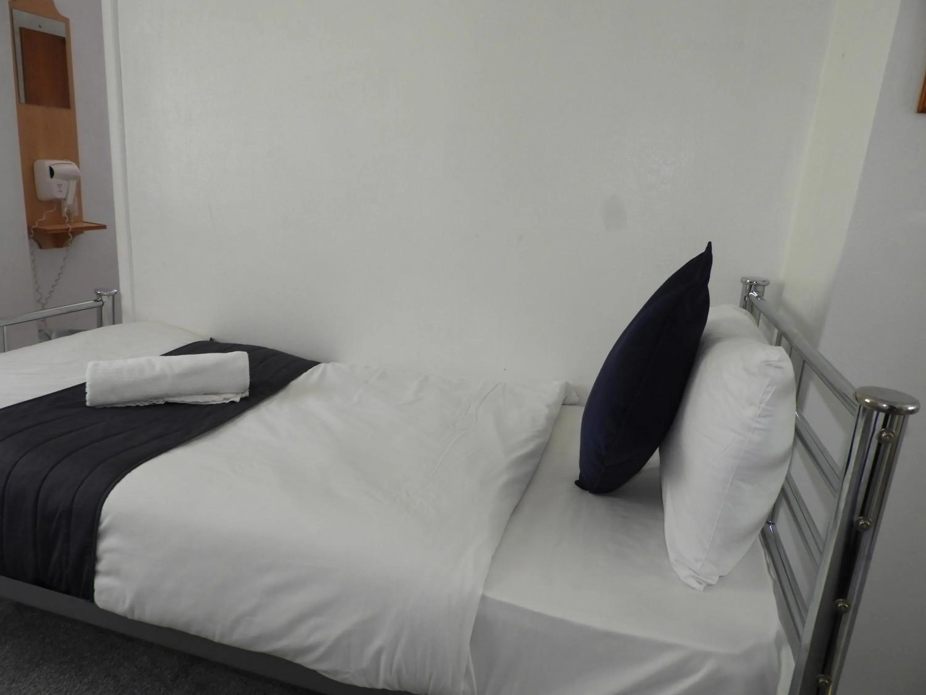 Bed in All Seasons Gatwick Guest House & Parking