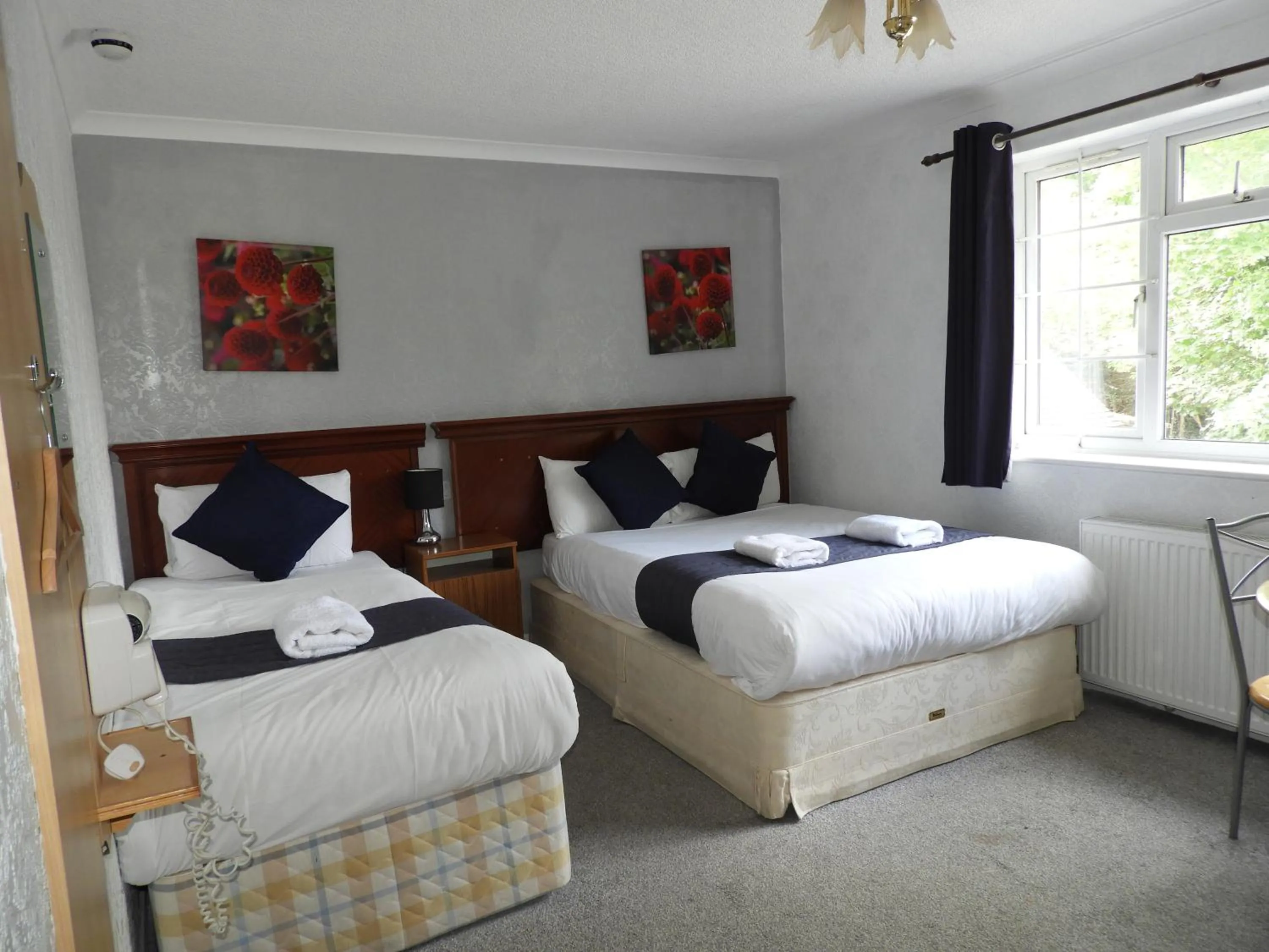 Bed in All Seasons Gatwick Guest House & Parking