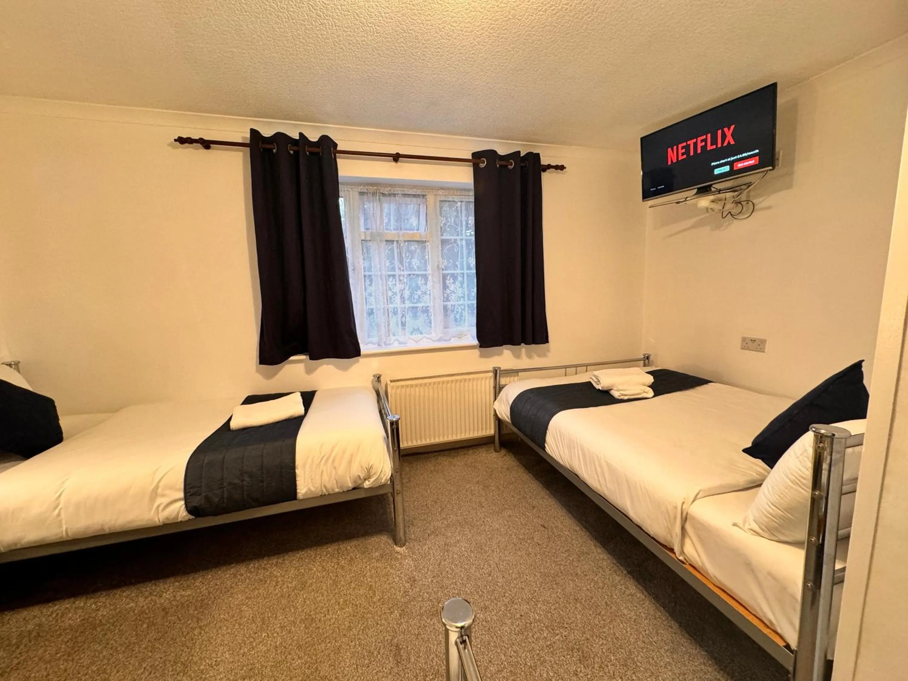 Bed in All Seasons Gatwick Guest House & Parking